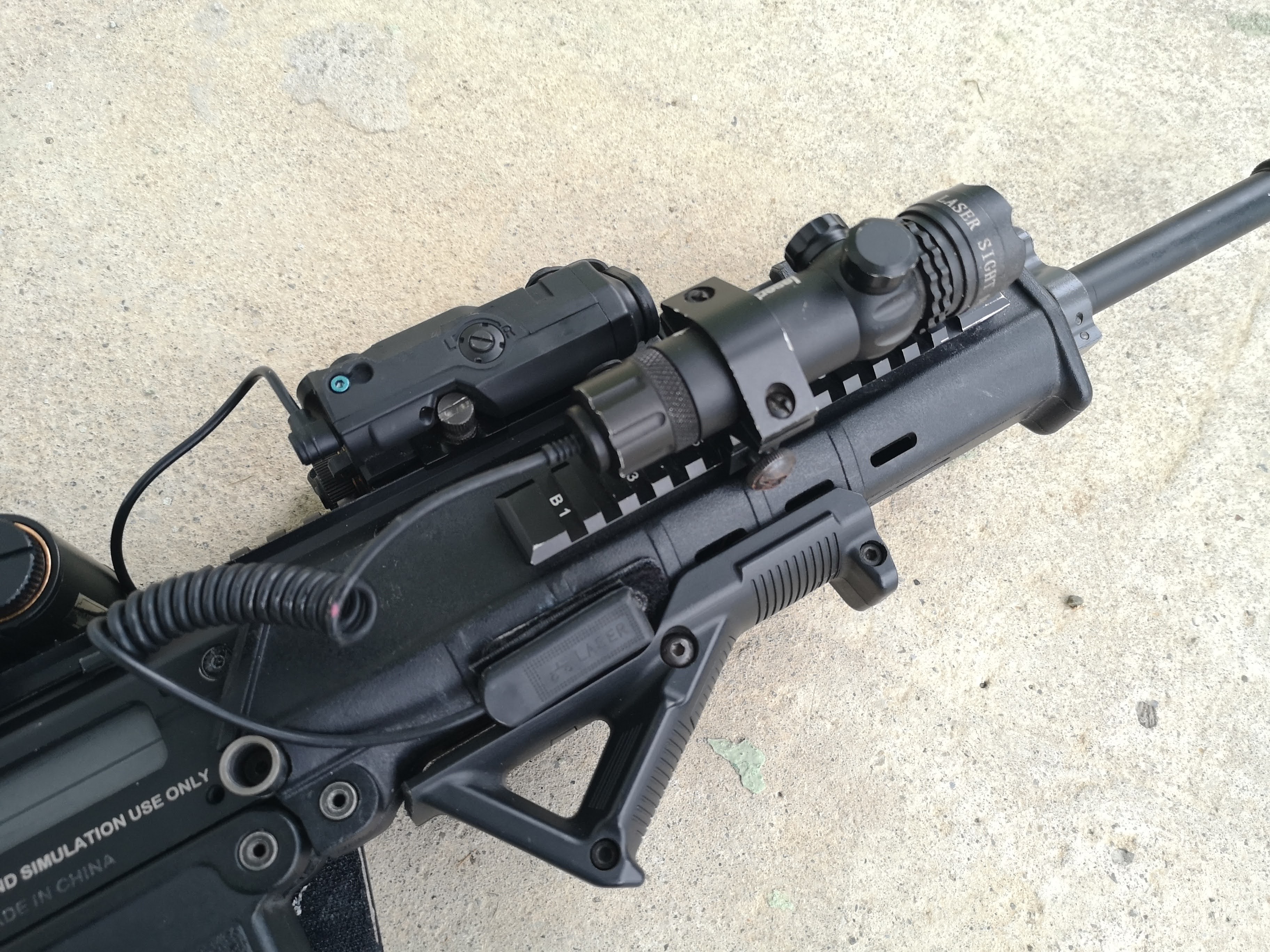 Czerwony laser z montażem na szyne 22mm, włącznik żelowy