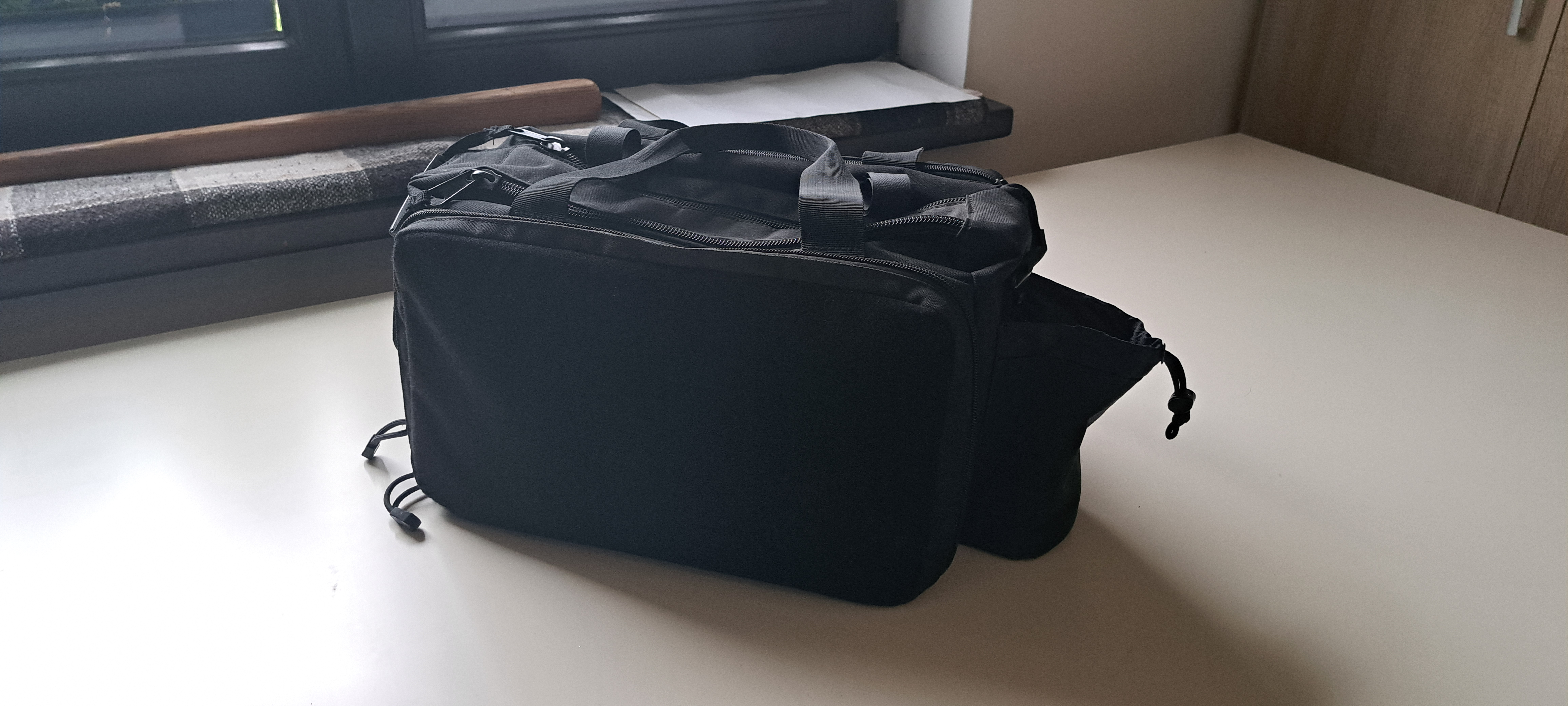 Torba średnich rozmiarów z dodatkową torbą w środku