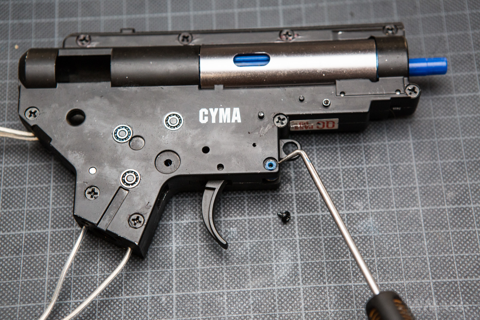 Cyma CM.097B - wewnątrz
