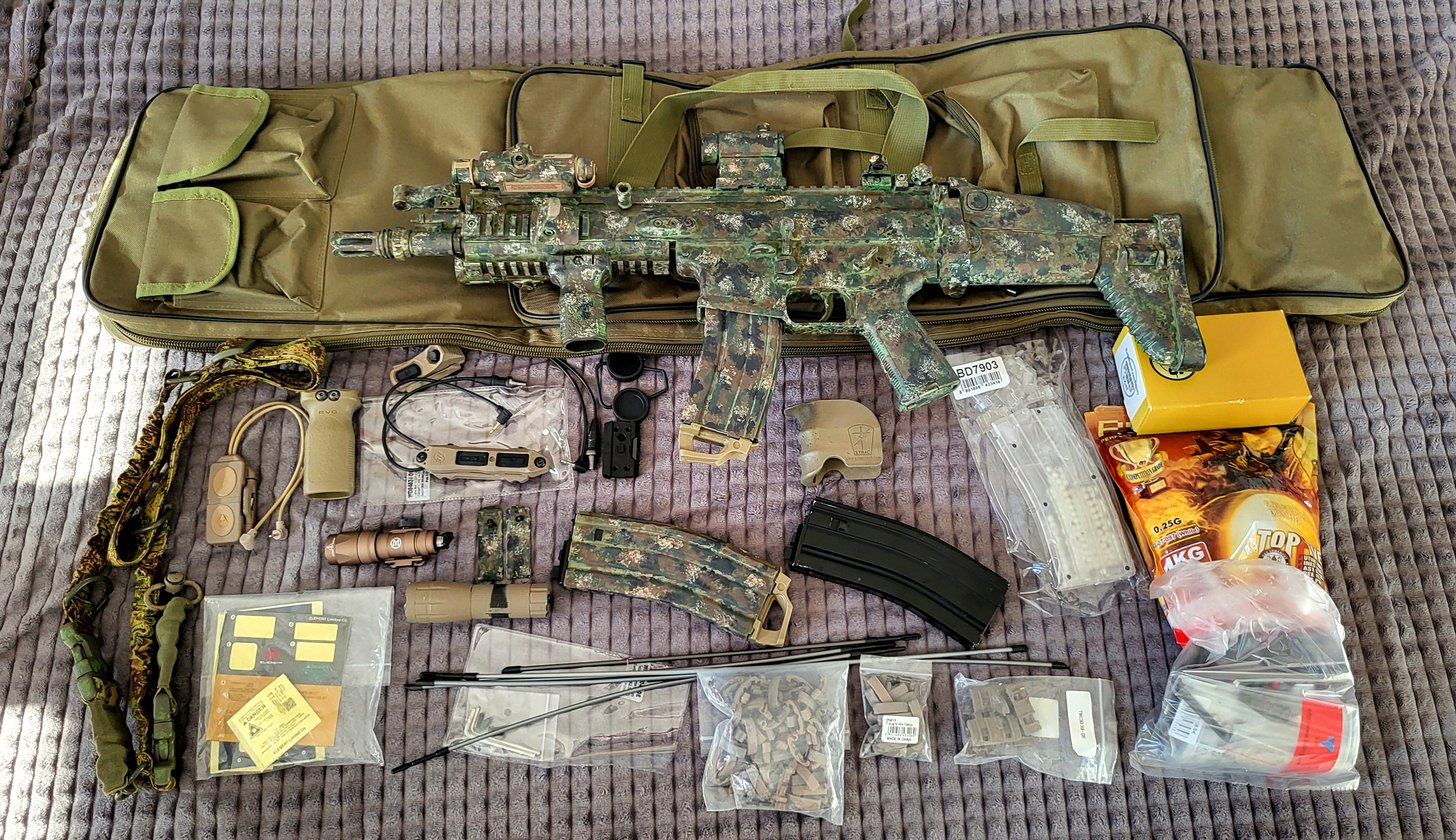 !LICYTACJA BEZ CENY MINIMALNEJ ! WE SCAR GBB, MAGAZYNKI, KOLIMATOR, PEQ, LATARKA, CHWYT, G&G (PENCOTT)