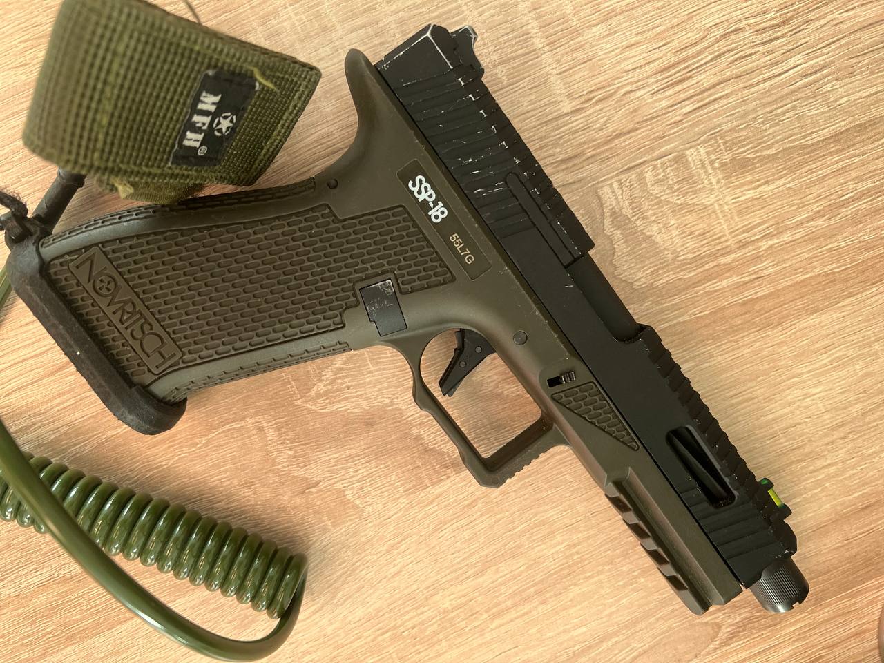 ASG Novritsch SSP18 Green Gas / CO2 + 4 magazynki + gaz + smycz