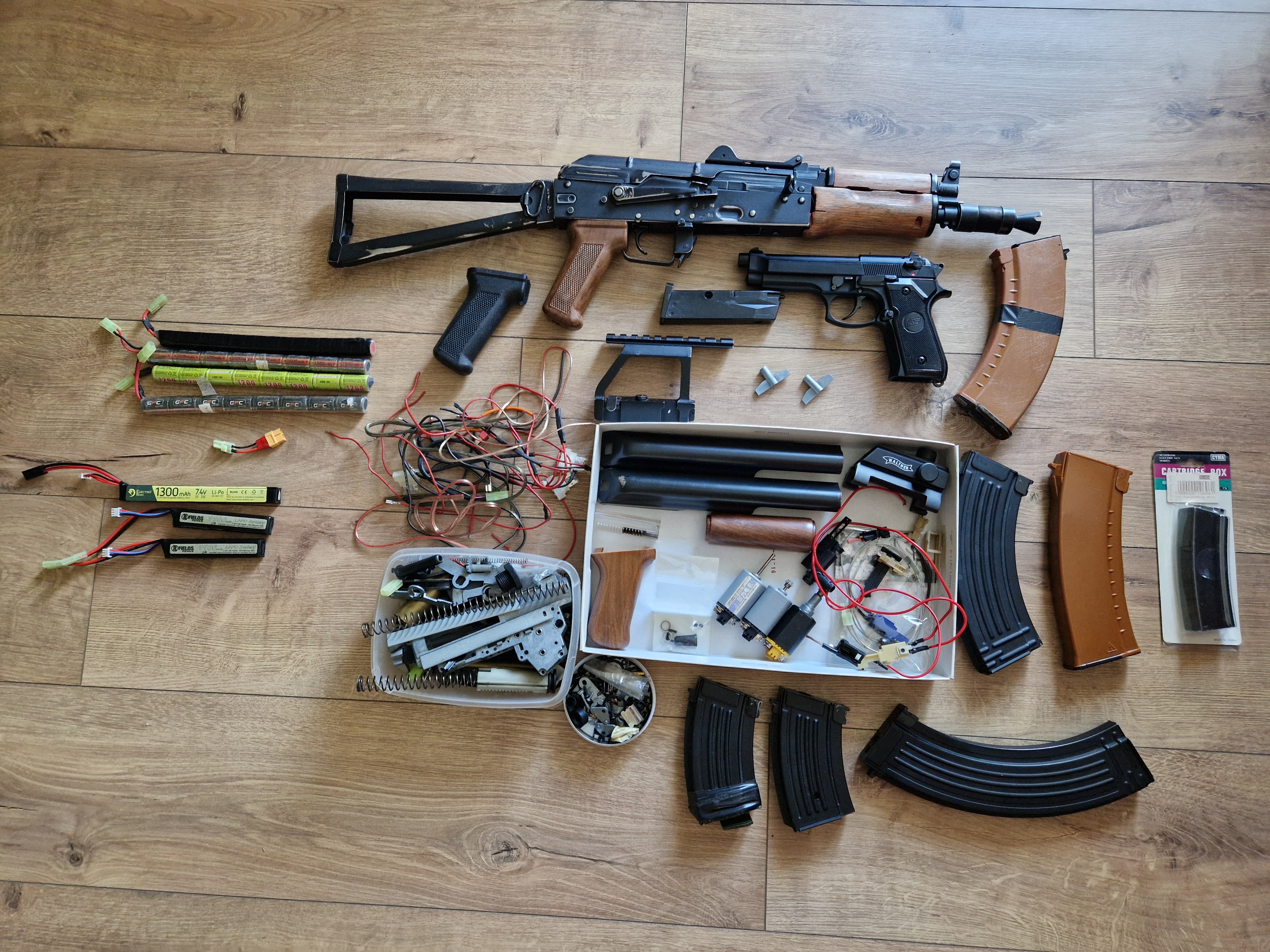 Cały zestaw! Uszkodzona replika Boyi RK-01 W + pistolet + magazynki + akumulatory + części do gearboxa