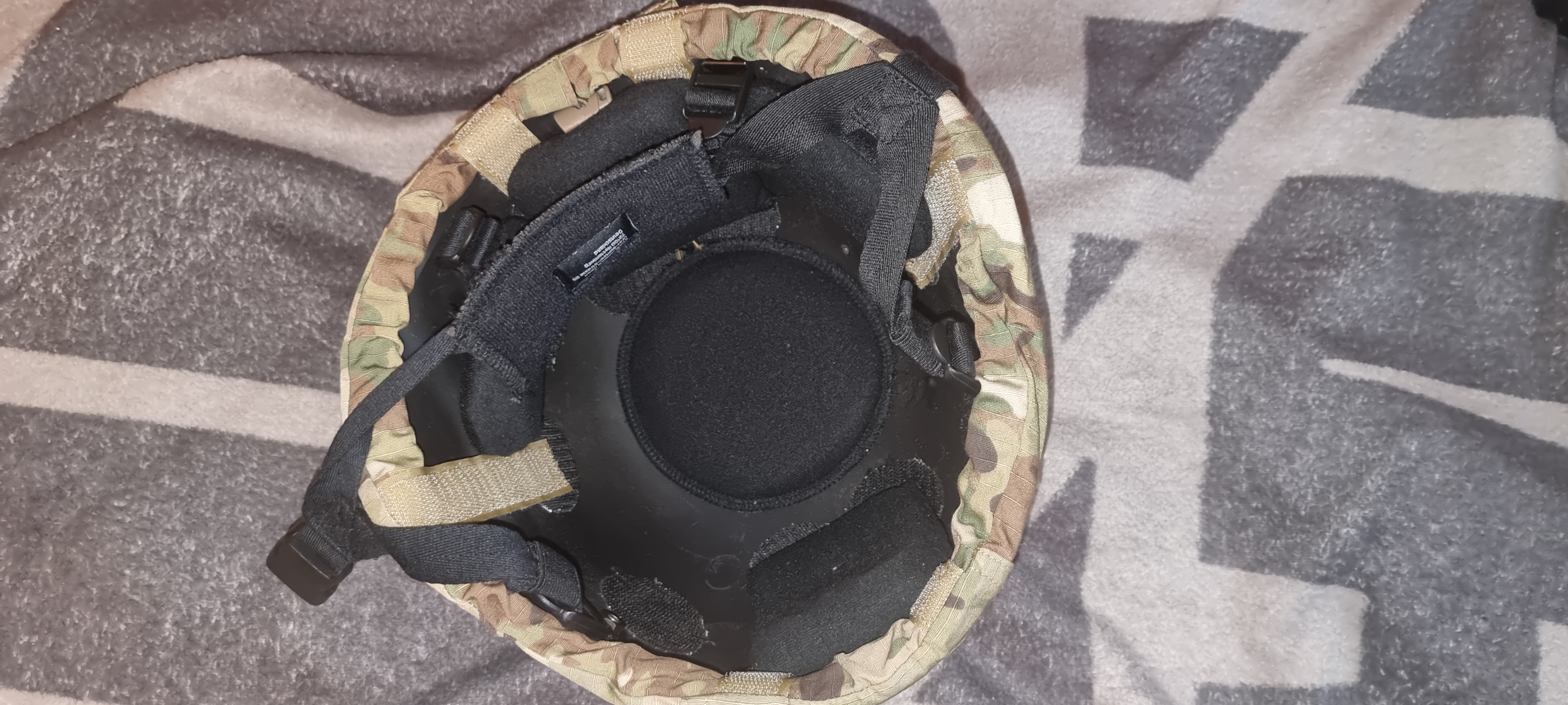 Novritsch plate carrier + hełm multicam.