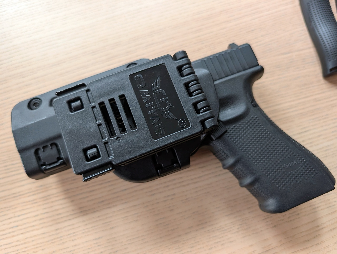 WE Glock 17 4 Gen + 2 magi + walizka + gas + kabura