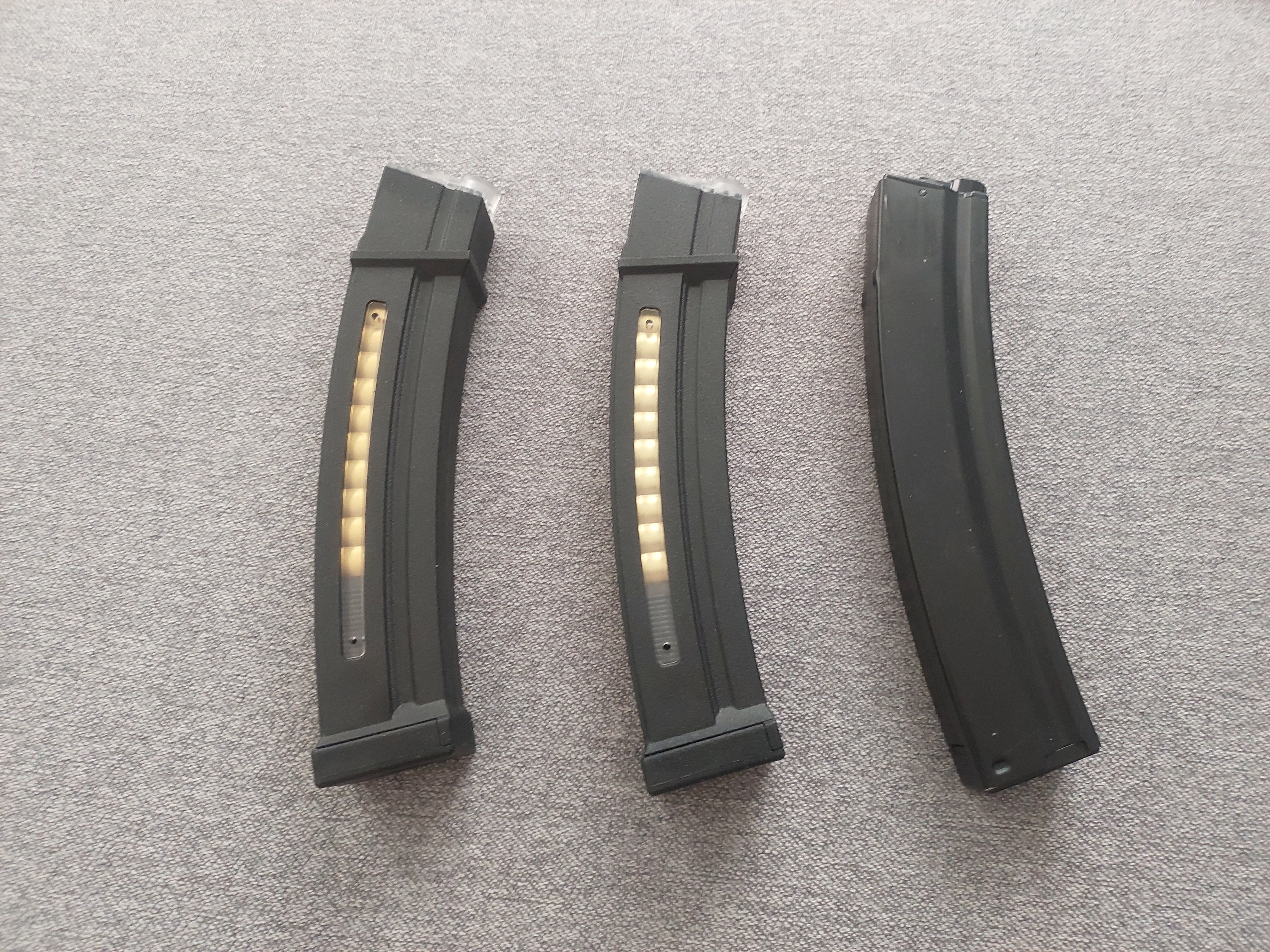 Zestaw Replika MP5 firmy J.G. model J.G. 0.69 + magazynki + bateria + ładownica