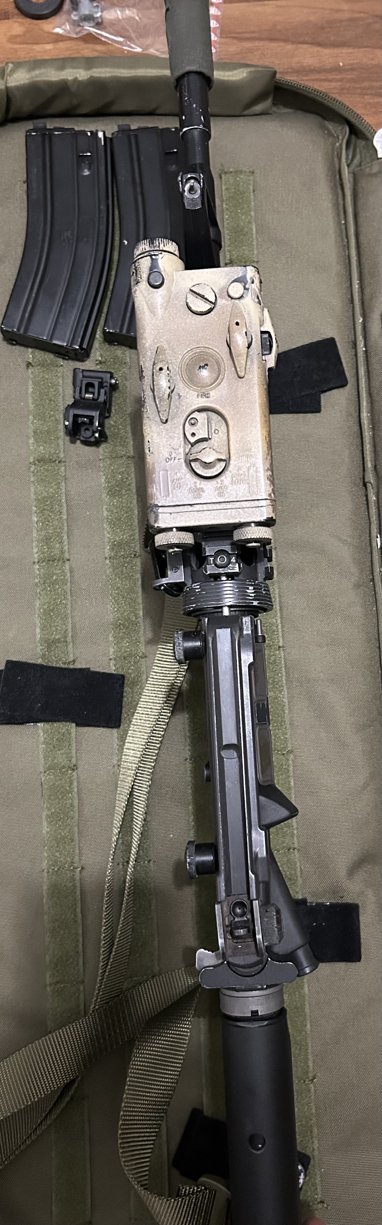 Gangster Grip SureFire i PEQ-2 G&P