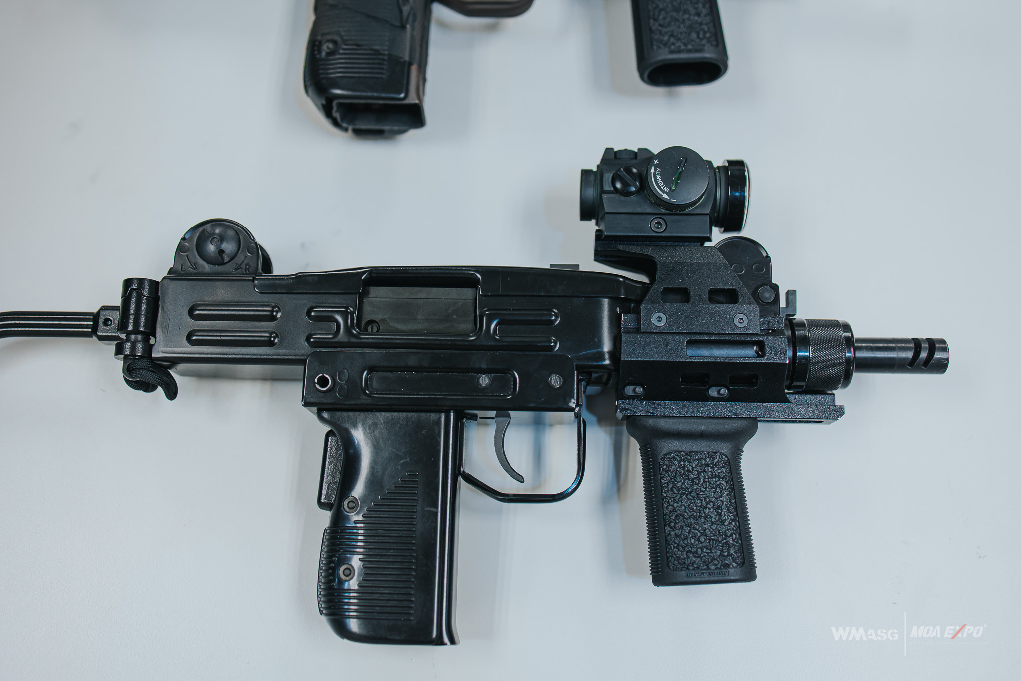 Replika UZI Mini i dedykowane akcesoria na targach MOA 2025