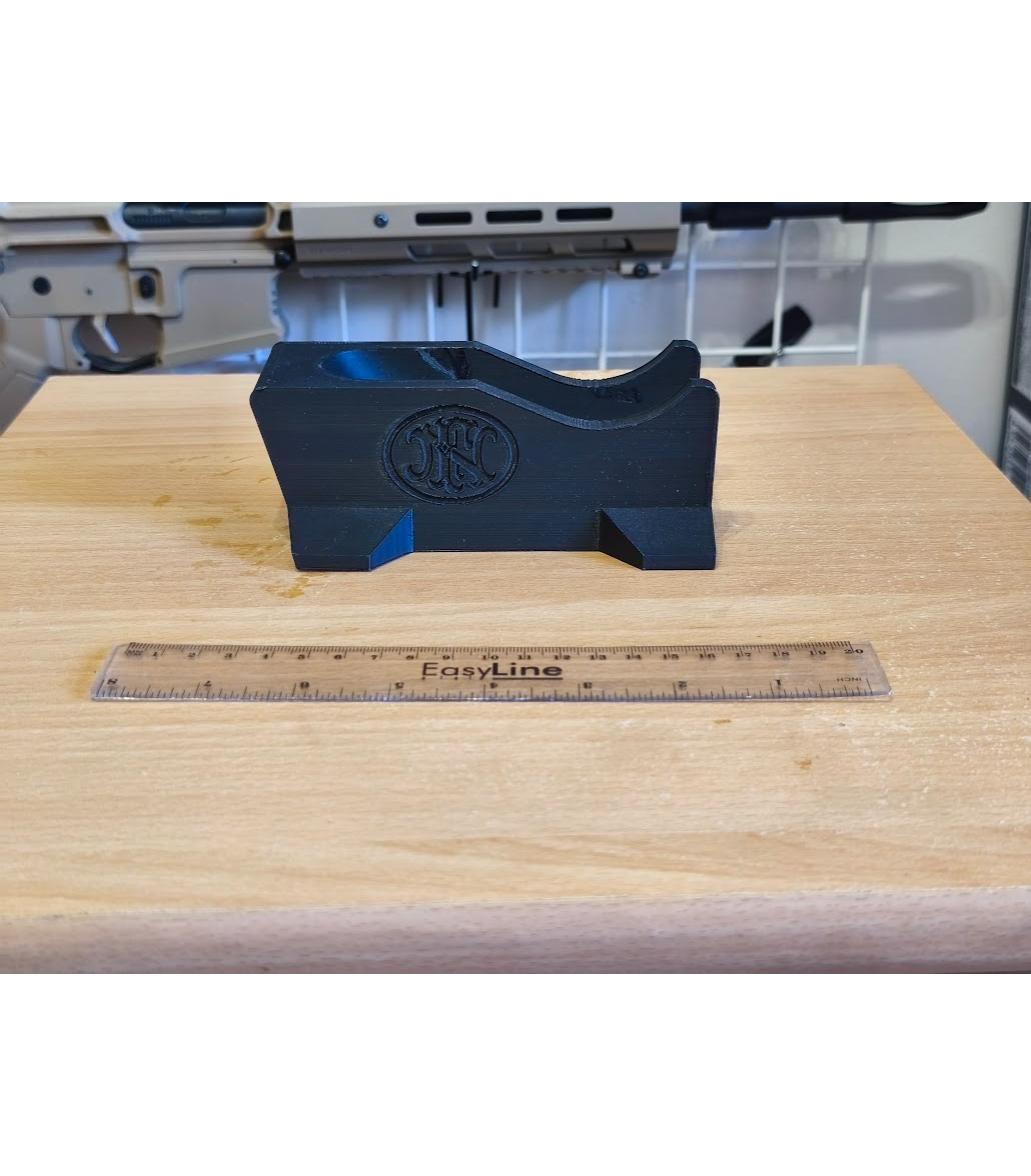 Stojak na replikę P90 – druk 3D, logo FN Herstal