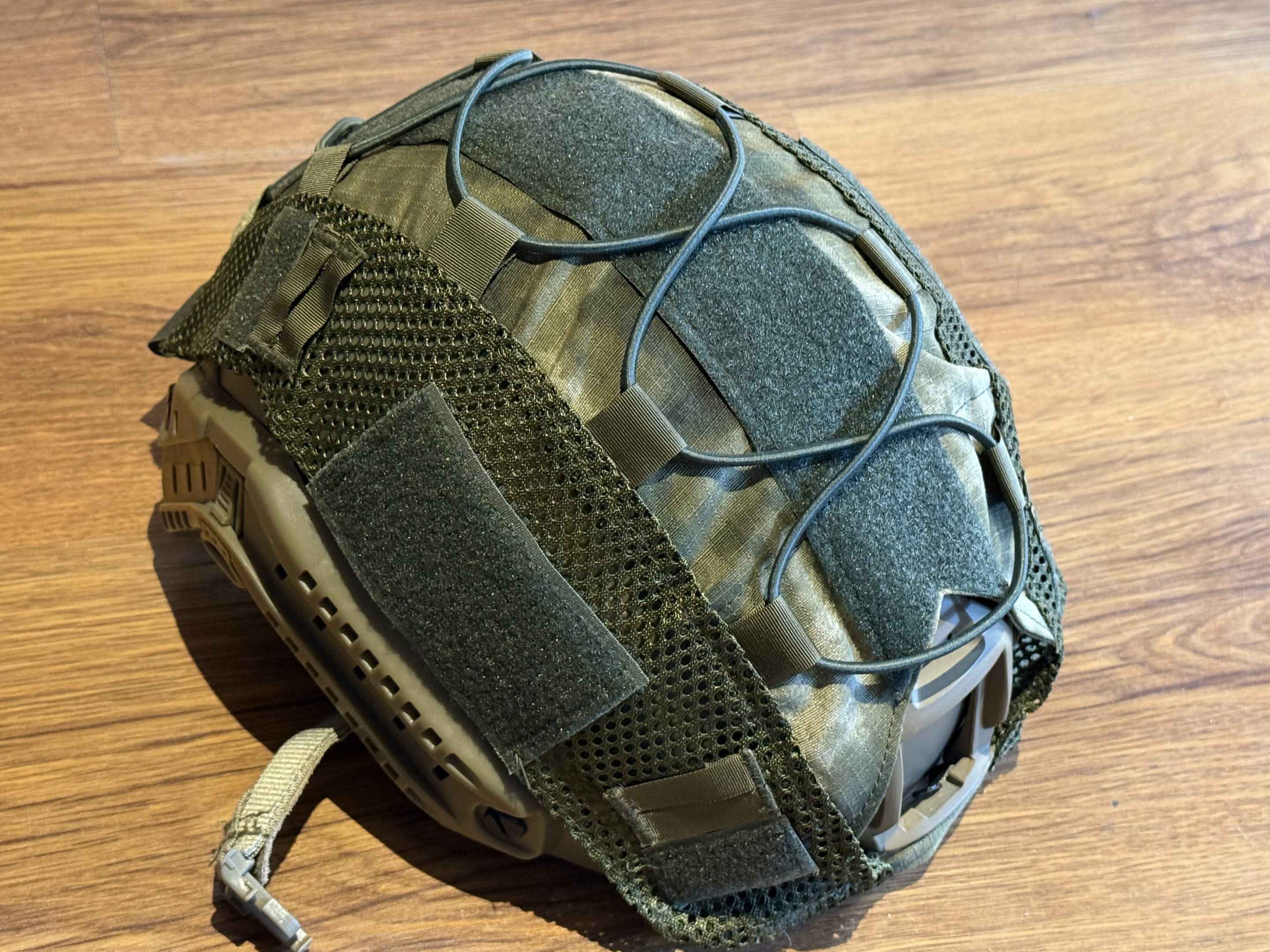 Replika hełmu FAST Mid Cut Coyote z pokrywą we wzorze A-TACS