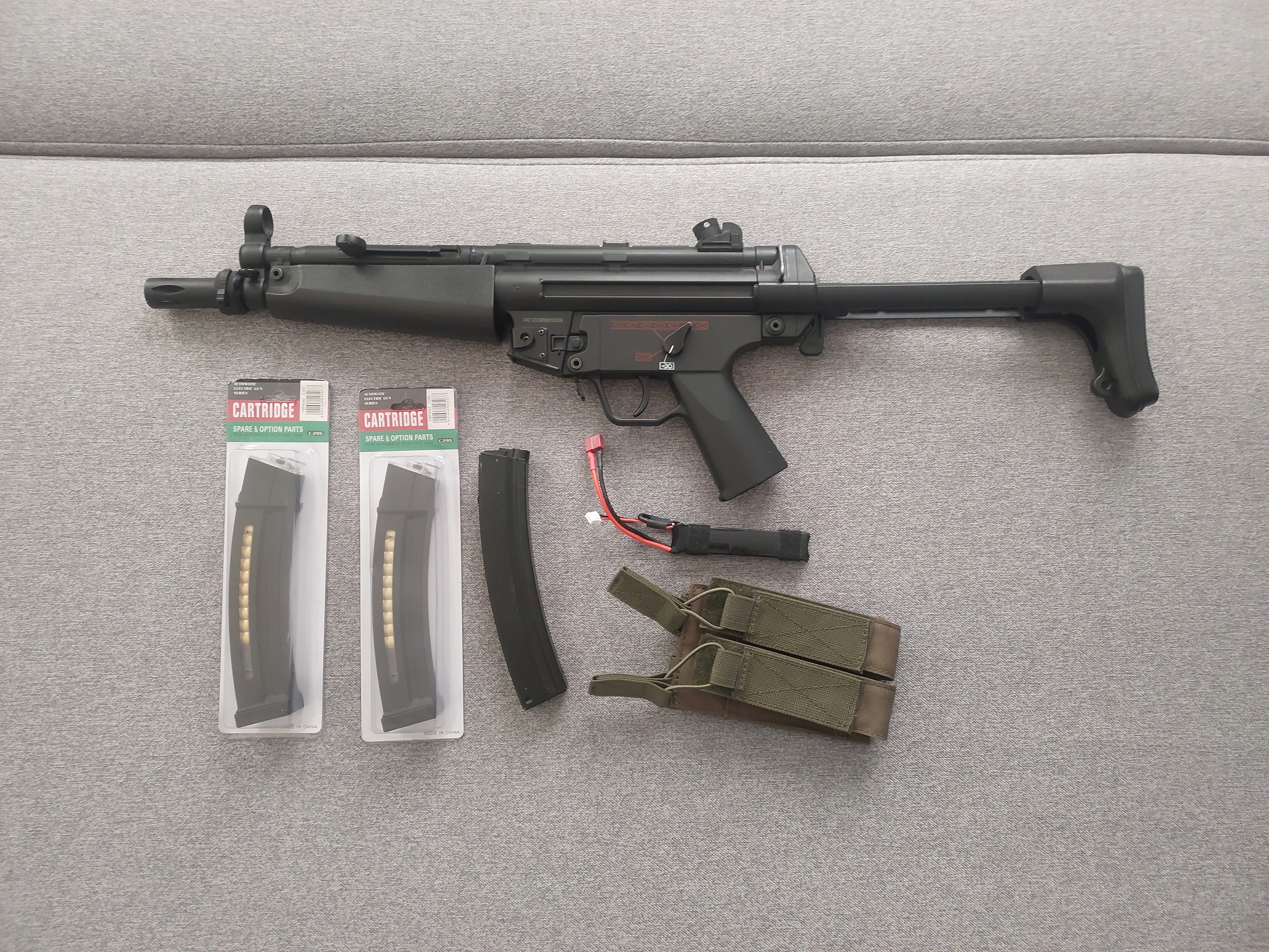 Zestaw Replika MP5 firmy J.G. model J.G. 0.69 + magazynki + bateria + ładownica