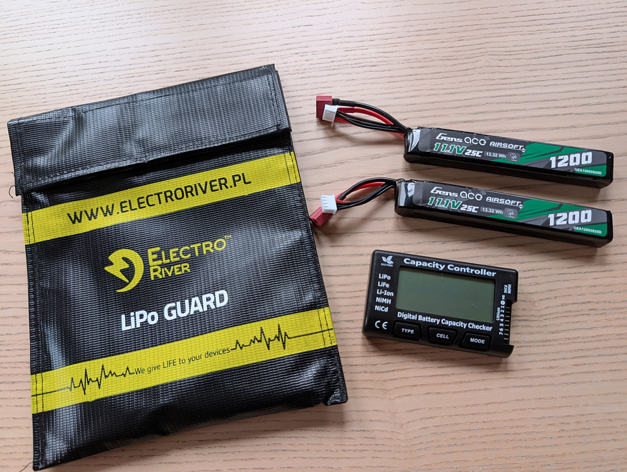2 akumulatory Gens Ace 1200mAh 11.1V LiPo + torba + miernik