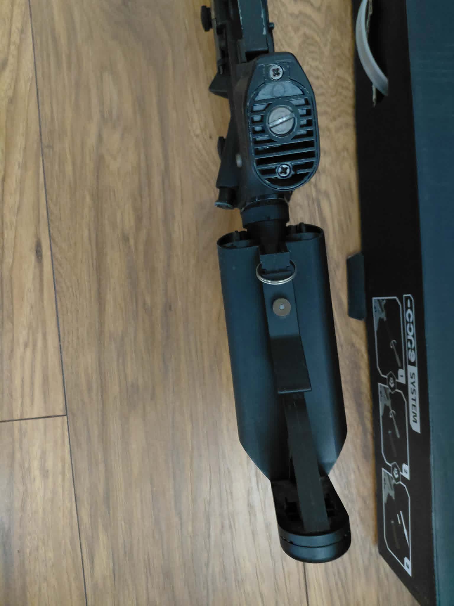 Zestaw replika Specna Arms SA-CO2, z 4 magazynkami, ładowarką i baterią.