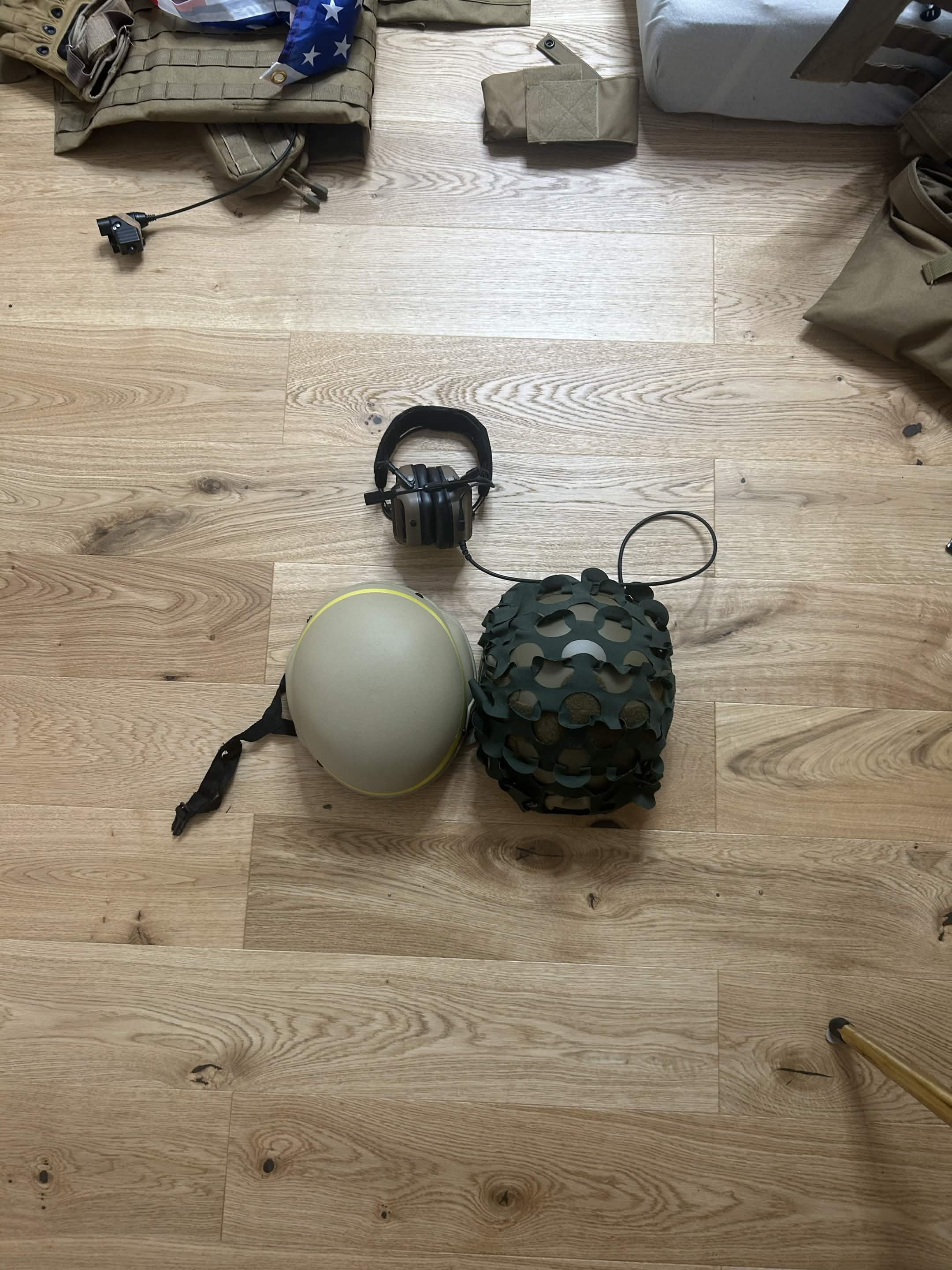 Zestaw kamizelek, hełmów, akcesoriów oraz M4 11,5" SOPMOD S&T