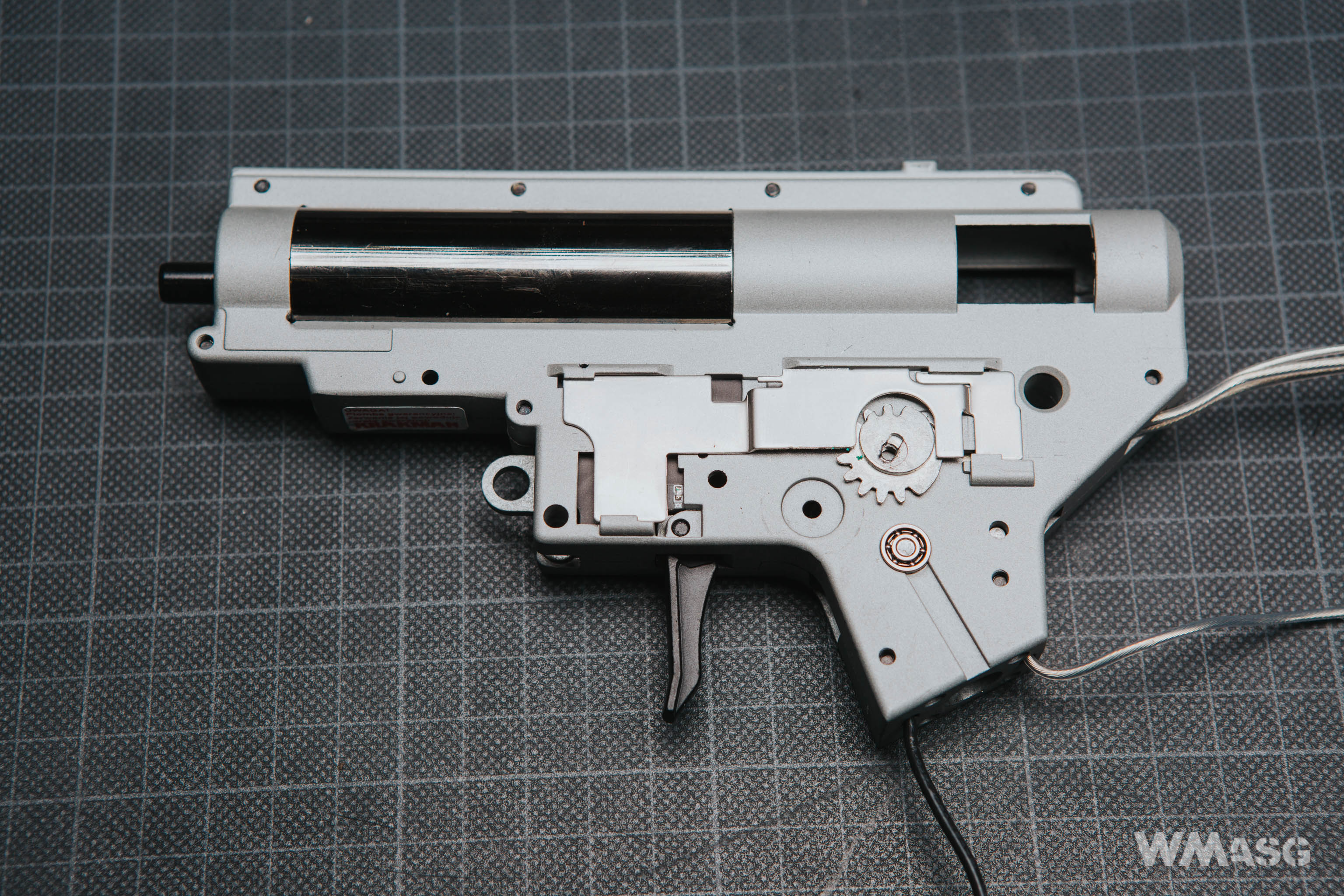 Double Eagle M904G Honey Badger wewnątrz