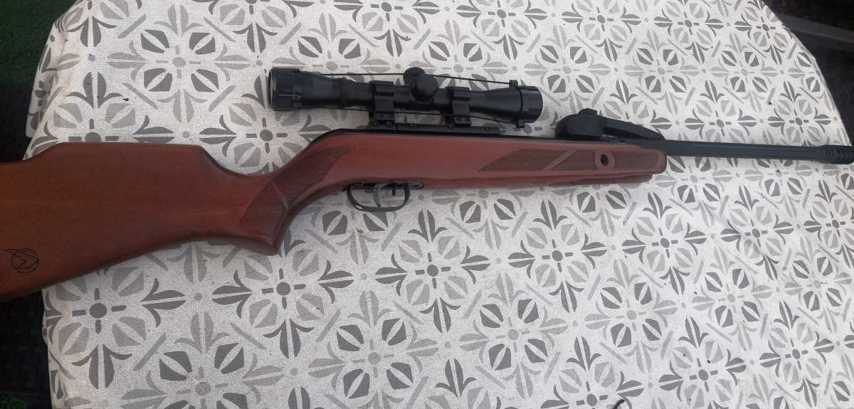 wiatrówka GAMO (made in spain) z lunetą i dwoma magazynkami (x10)