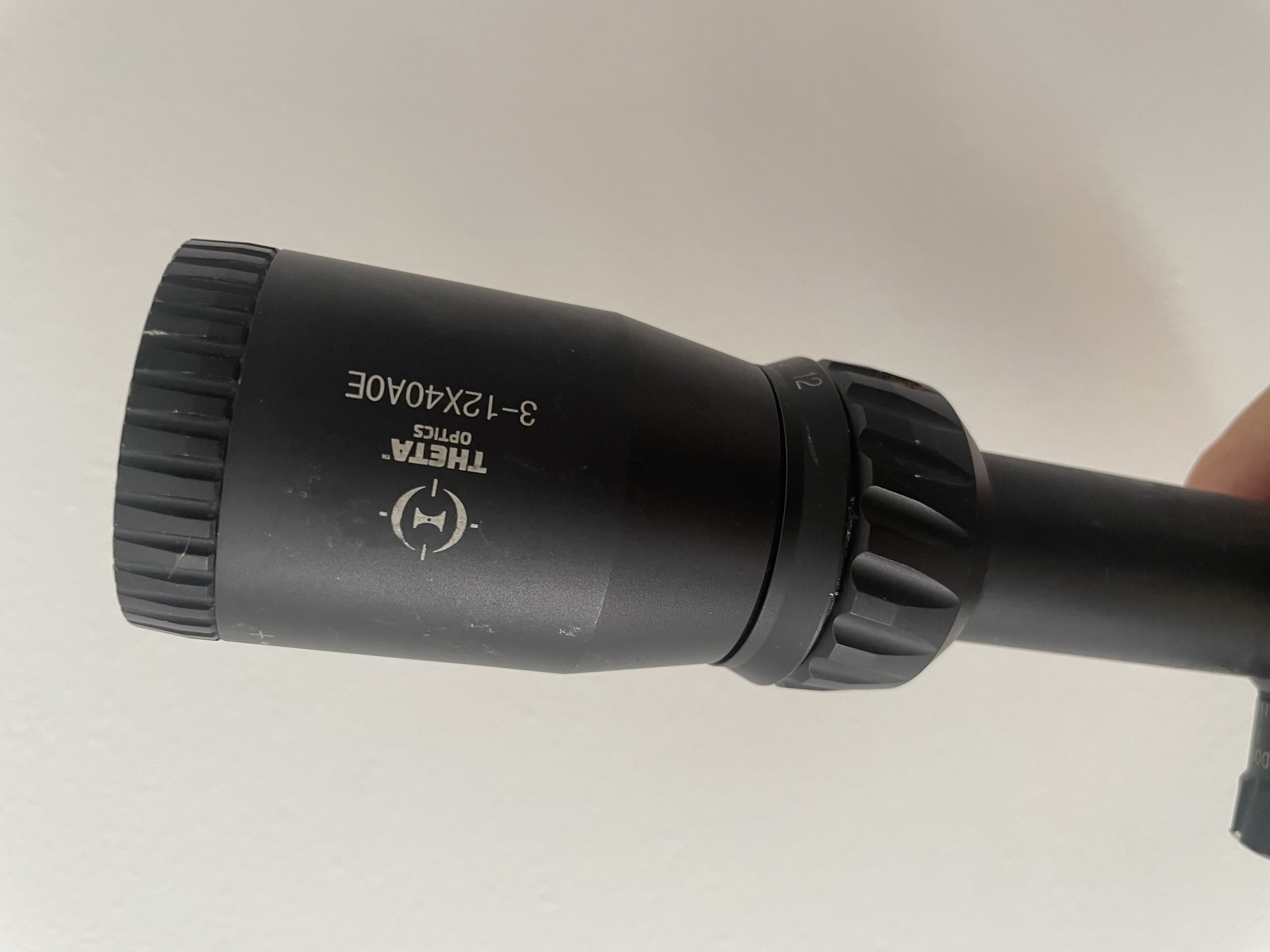 Luneta Theta Optics 3-12x40 AOE - Podświetlana siatka, regulacja paralaksy