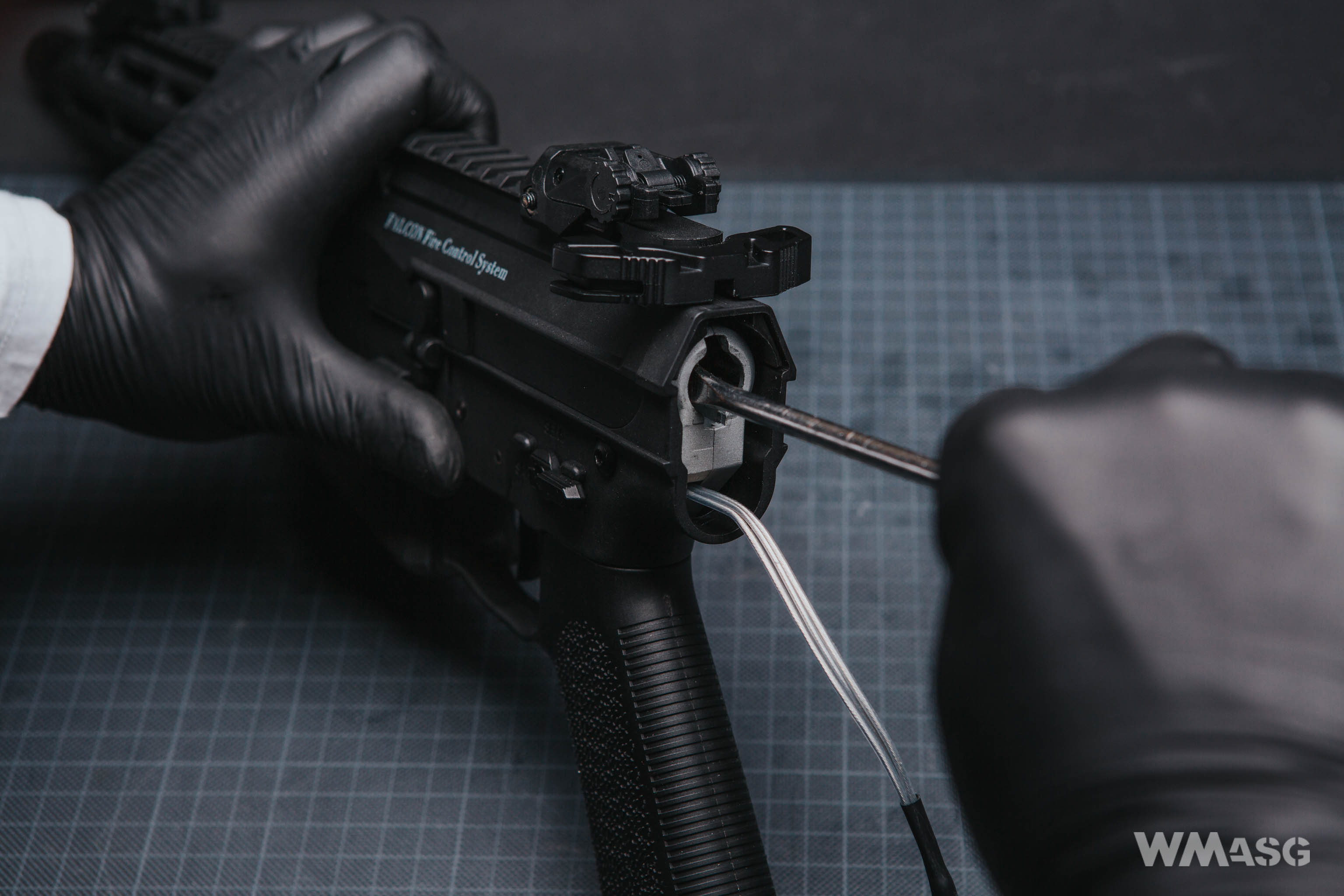 Double Eagle M904G Honey Badger wewnątrz