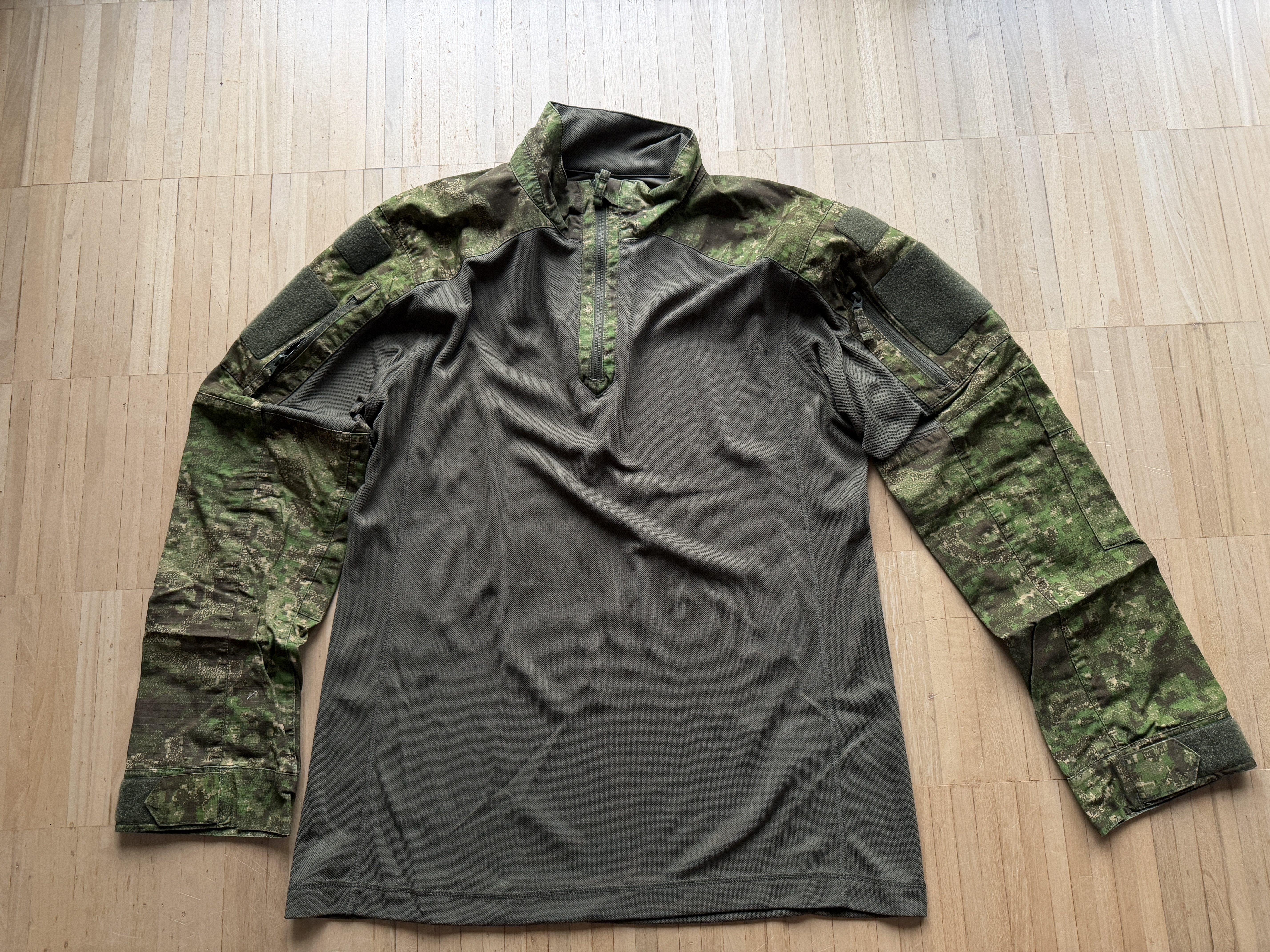 Umundurowanie Helikon Tex spodnie i dwie bluzy wzór Pencott Wildwood rozmiar 2XL