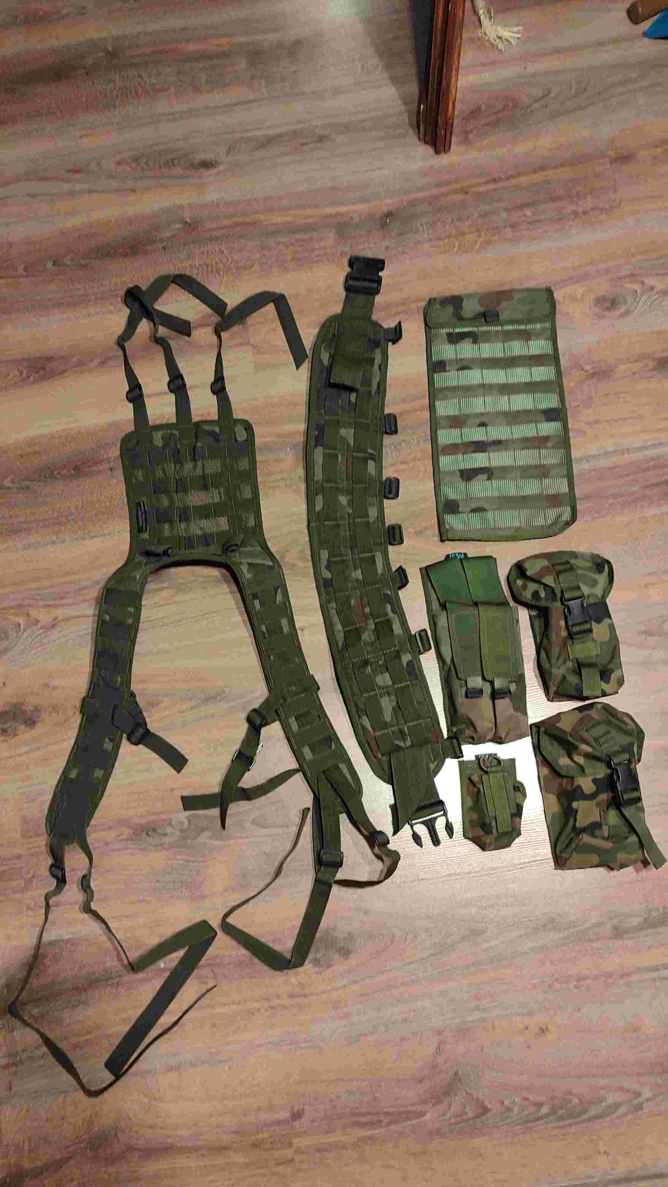 Pas, szelki i kilka kieszeni