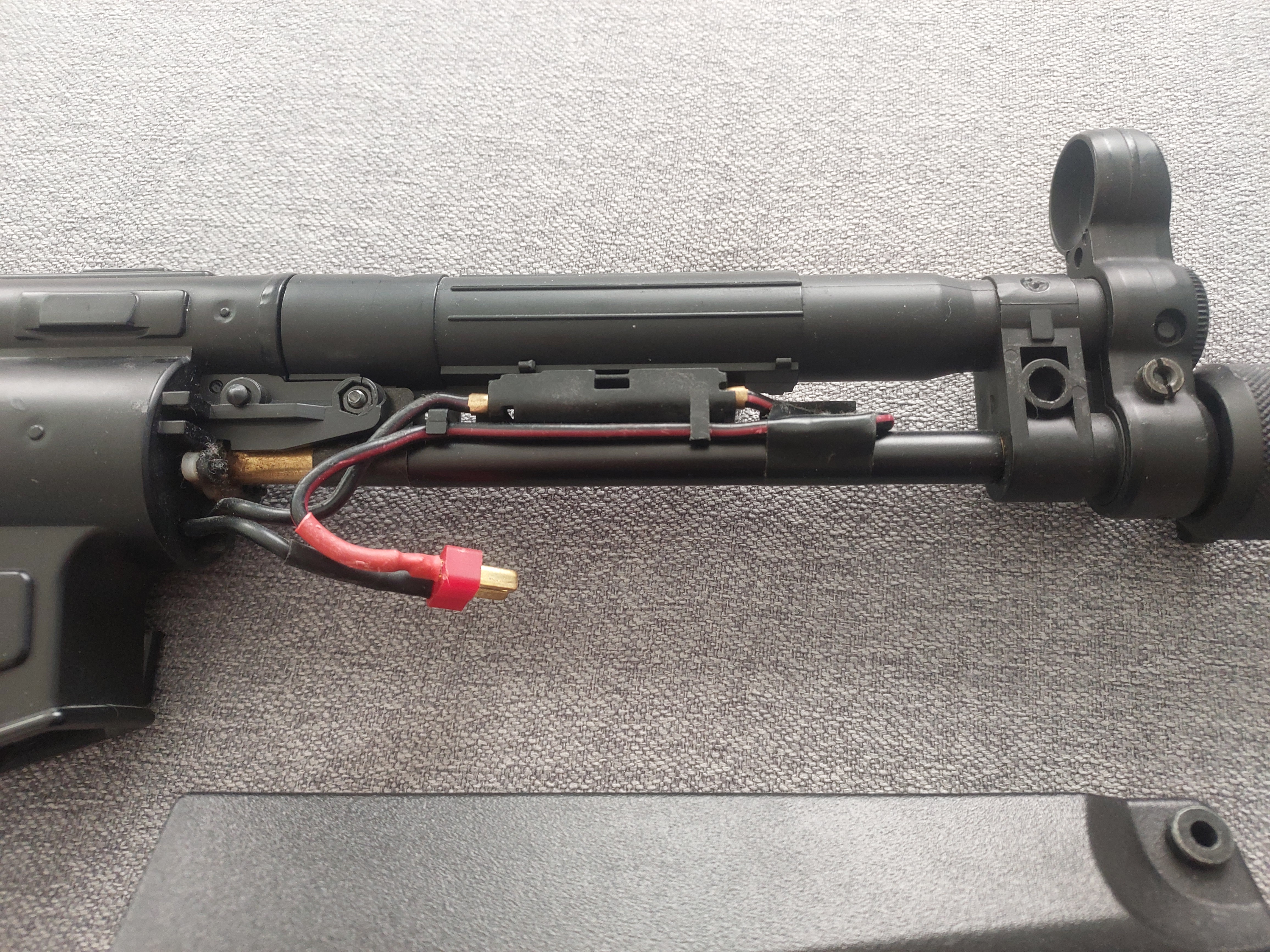 Zestaw Replika MP5 firmy J.G. model J.G. 0.69 + magazynki + bateria + ładownica