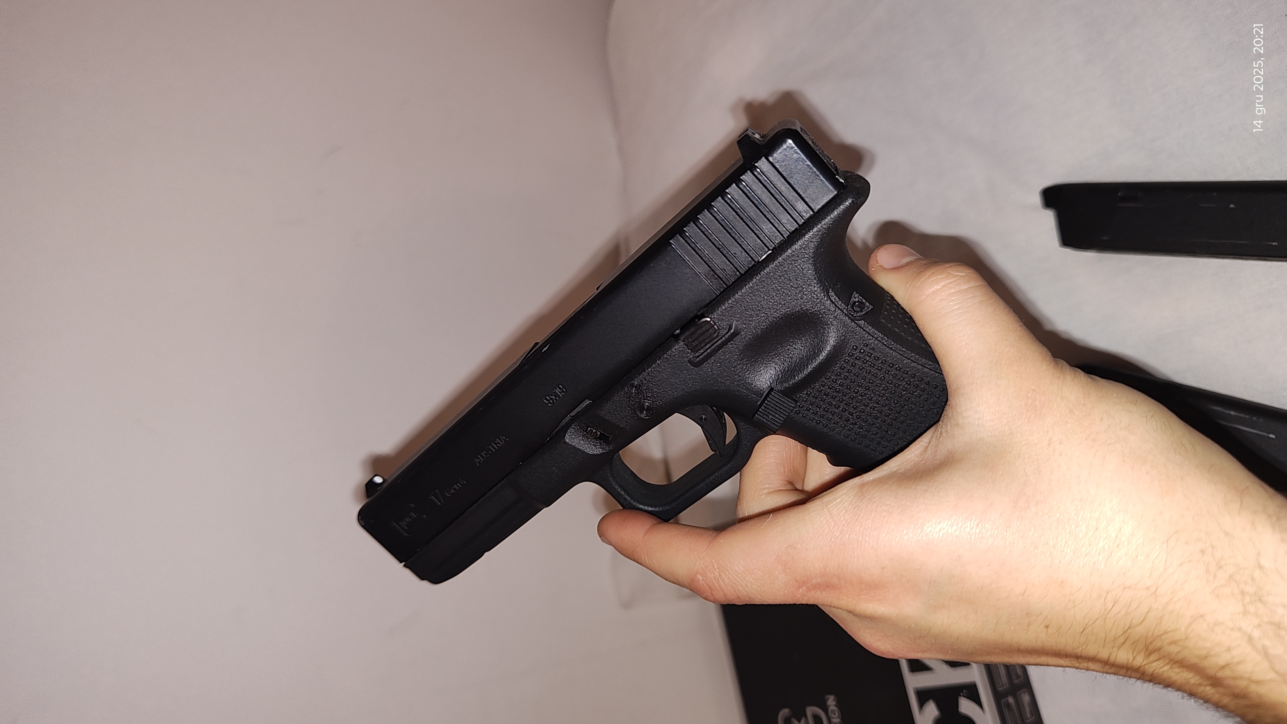 Glock 17 gen4 AIRSOFT GUN + 2mag + gaz + kulki.