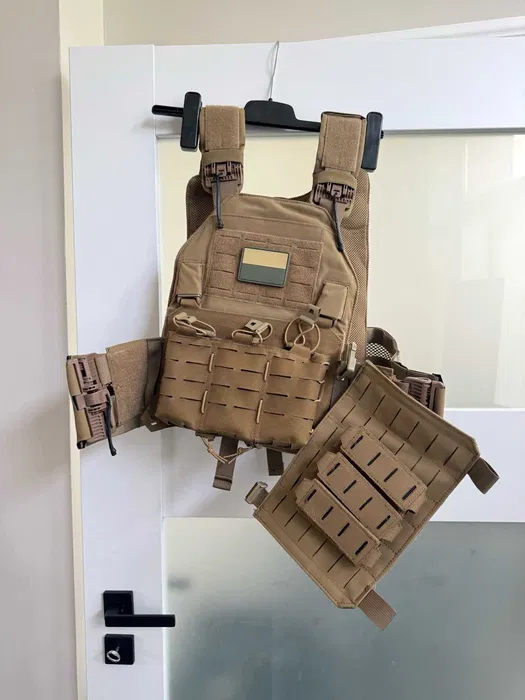 Nowy Emerson LAVC Plate Carrier Coyote Brown + Direct Action Triple Flap + panel MOLLE