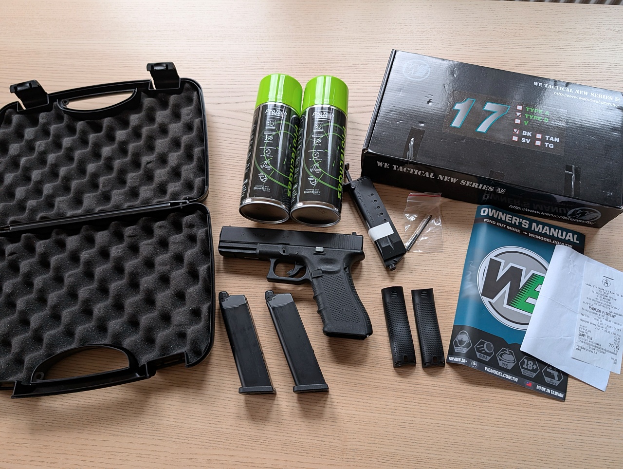 WE Glock 17 4 Gen + 2 magi + walizka + gas + kabura