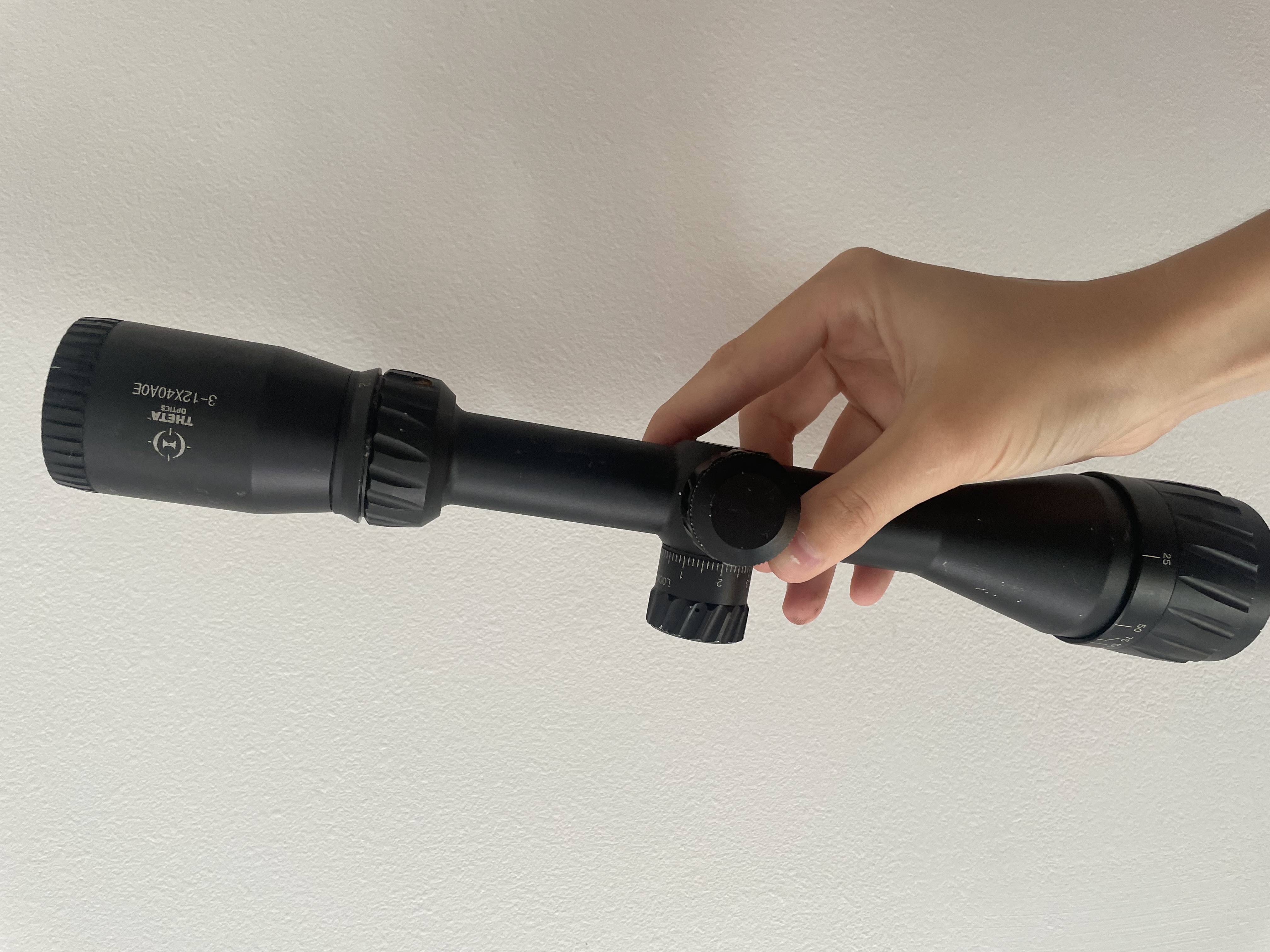 Luneta Theta Optics 3-12x40 AOE - Podświetlana siatka, regulacja paralaksy