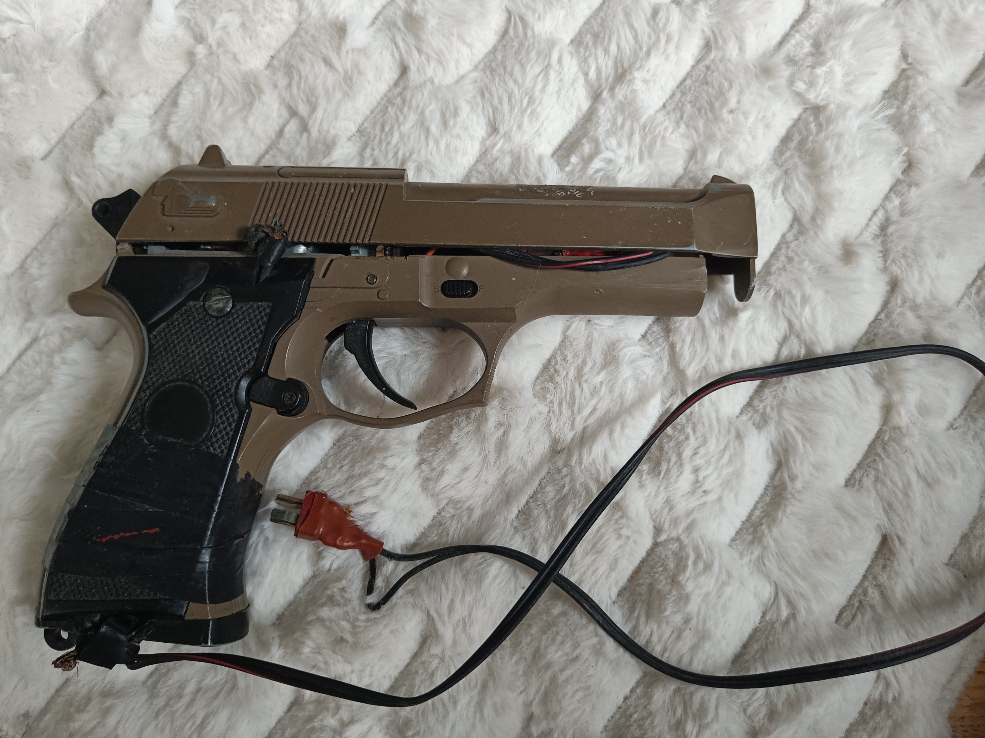Uszkodzona Beretta AEP