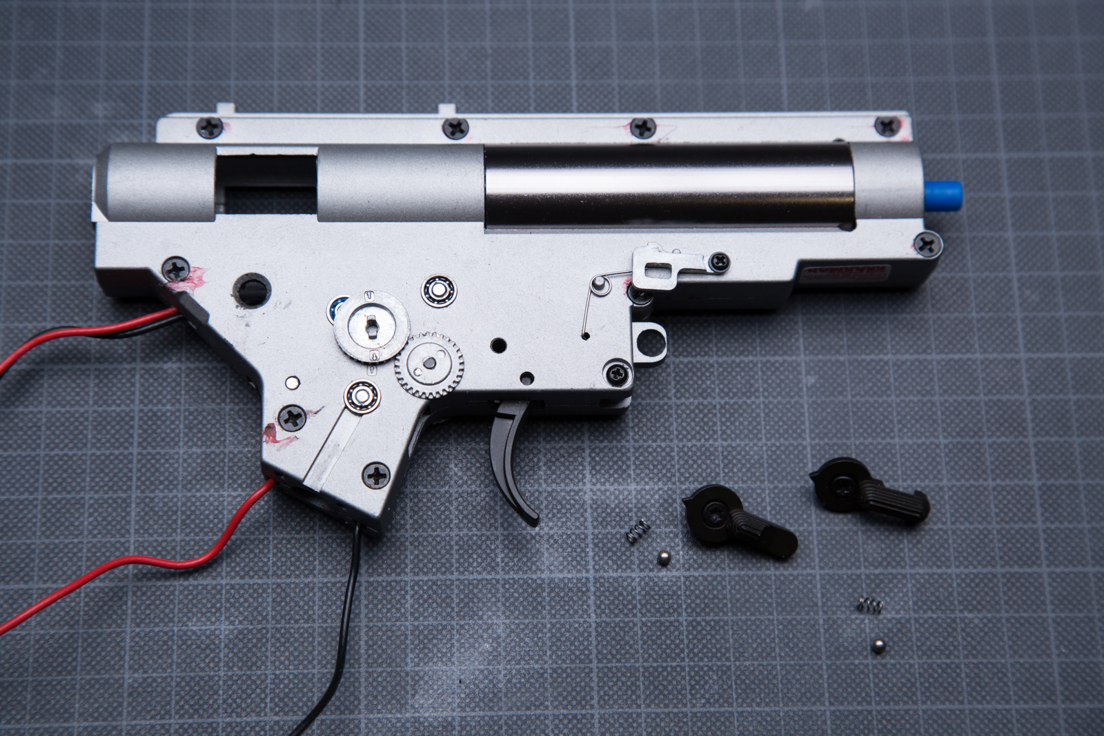 Cyma CM.098A - wewnątrz