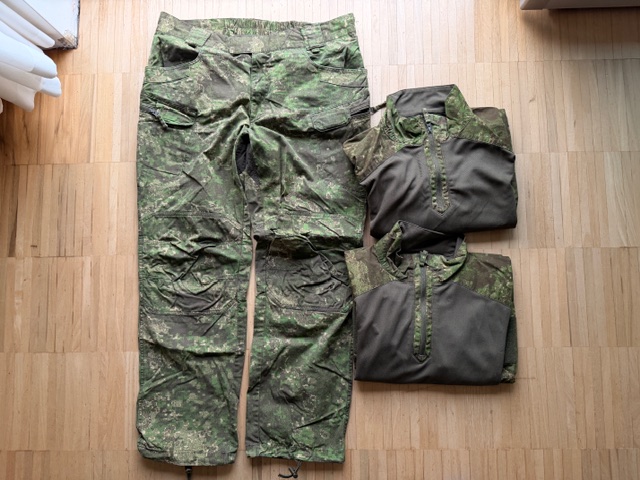 Umundurowanie Helikon Tex spodnie i dwie bluzy wzór Pencott Wildwood rozmiar 2XL