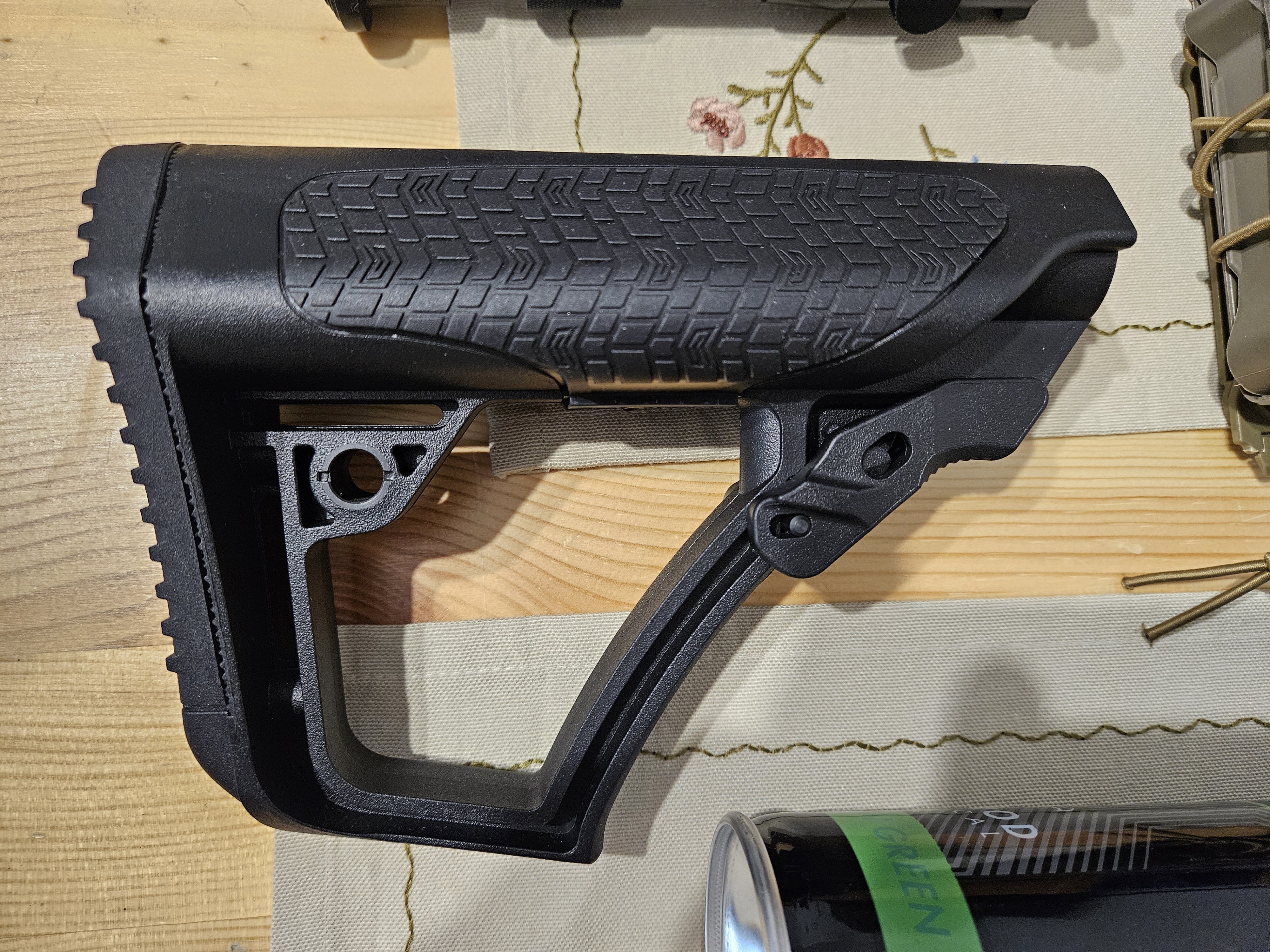 Akcesoria dwójnóg, kolba, tłumik, ładownice itp.