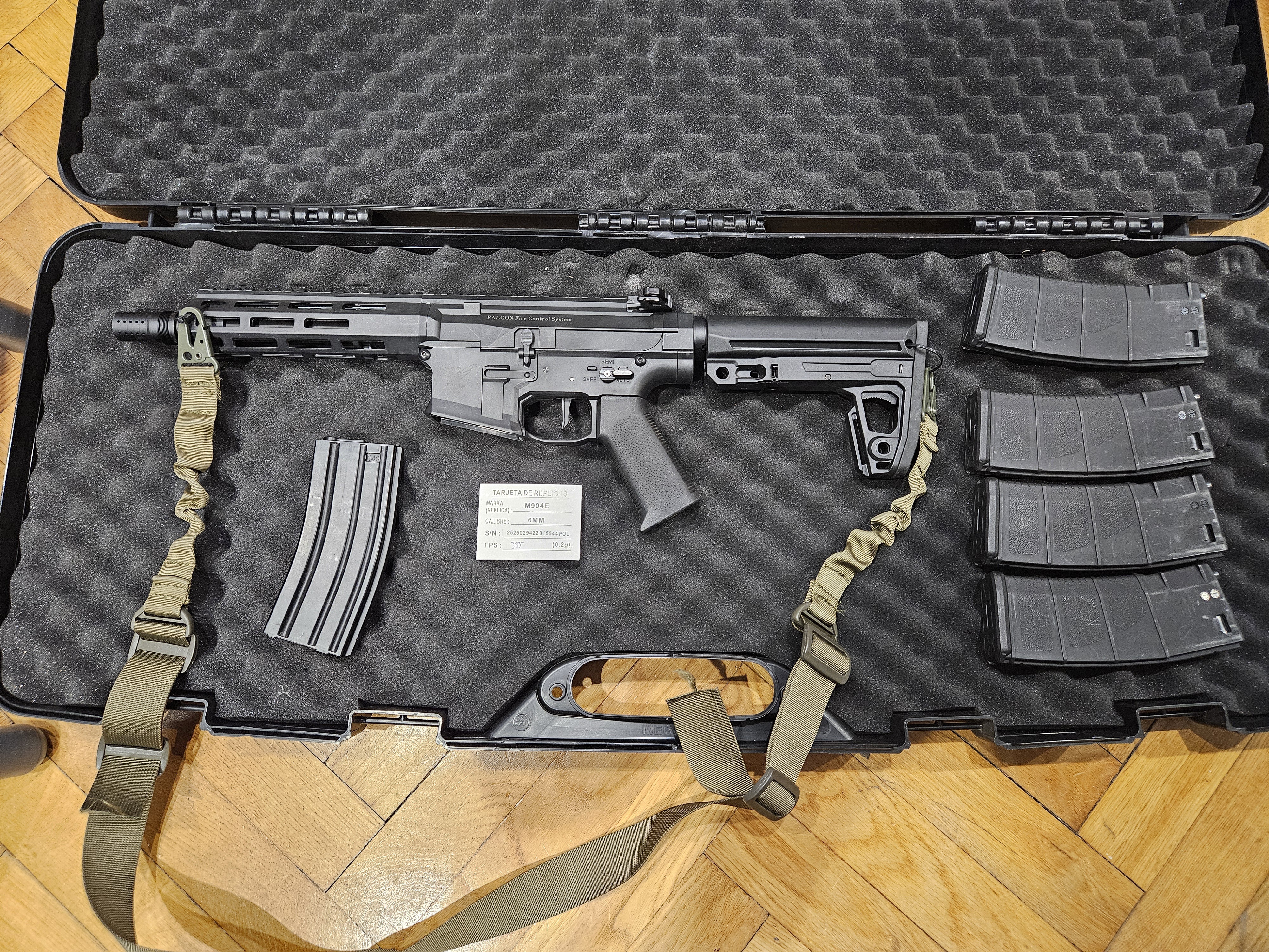 Zestaw repliki DE M904E z walizką.