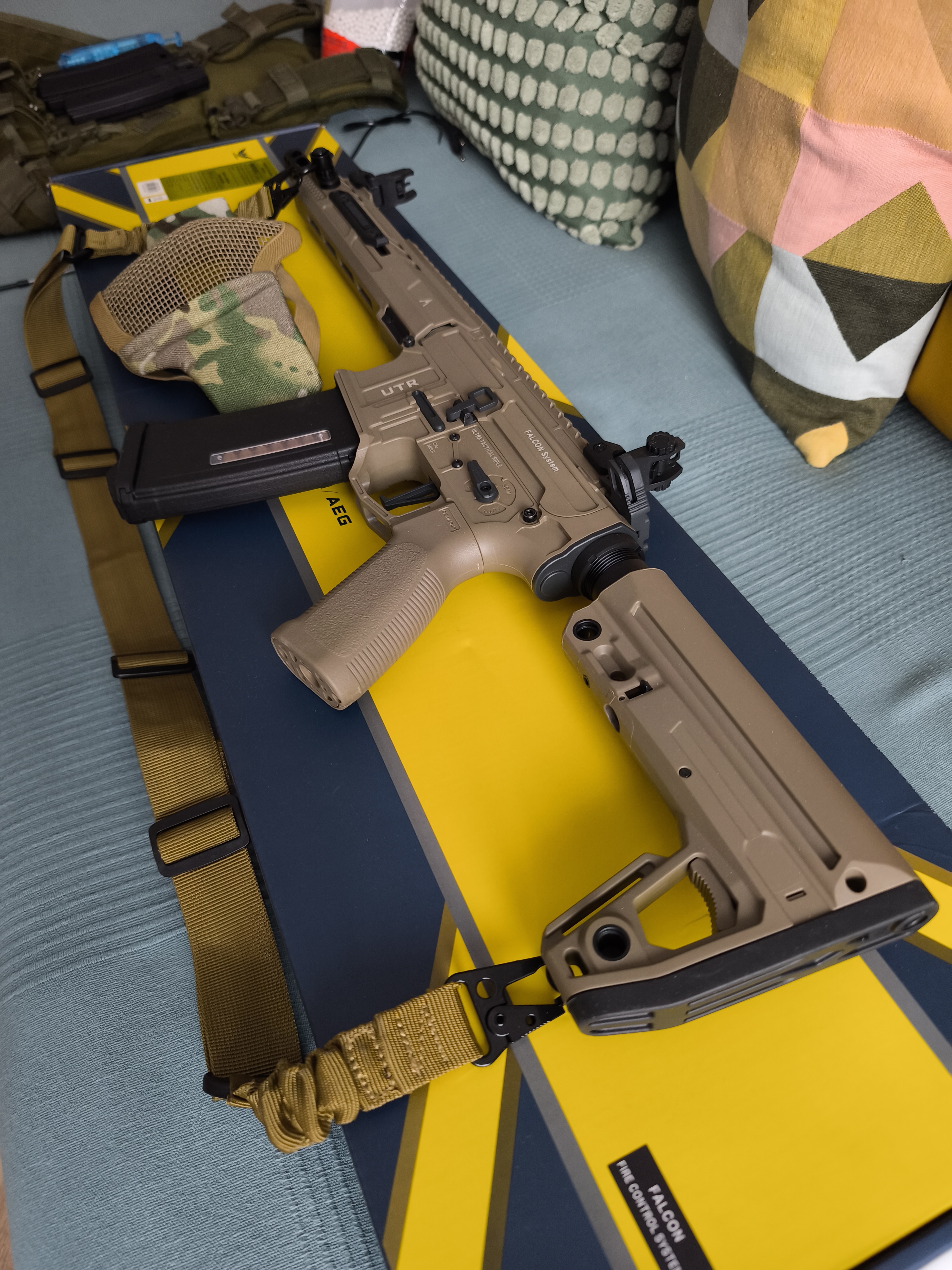 Komplet Karabin M916G UTR556 Falcon 3.0 6mm, 2 magazynki, kamizelka, maska na twarz, ładownica