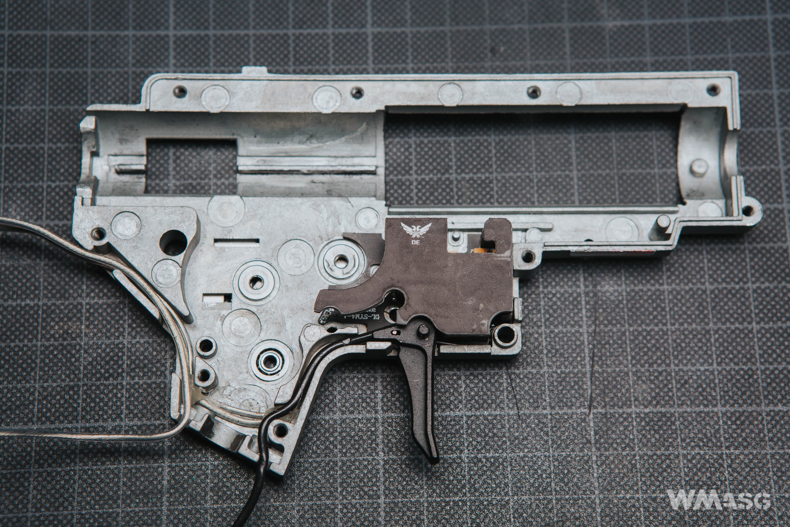Double Eagle M904G Honey Badger wewnątrz