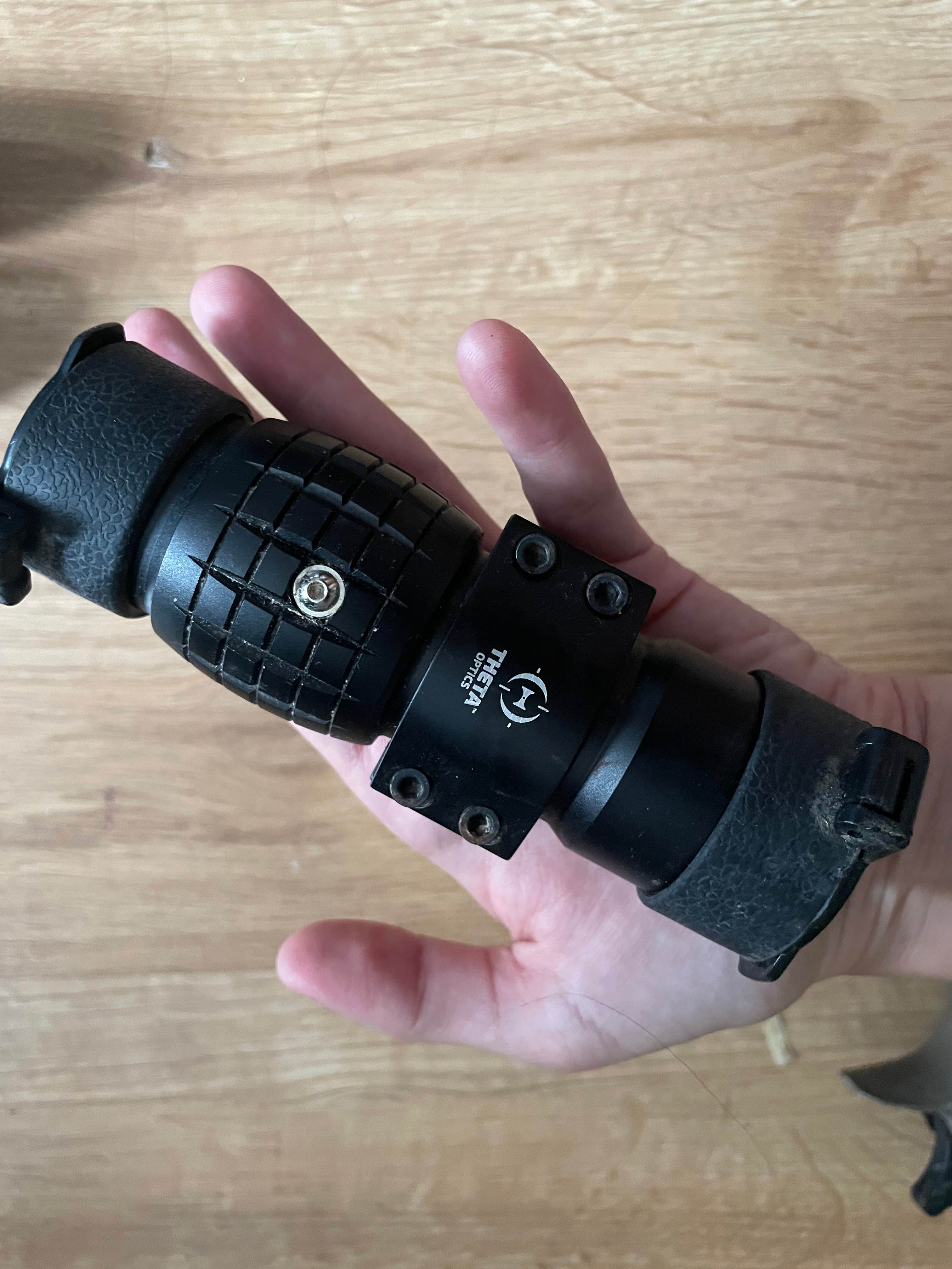 Magnifier 3x Theta Optics - Powiększalnik z montażem i osłonami flip-up