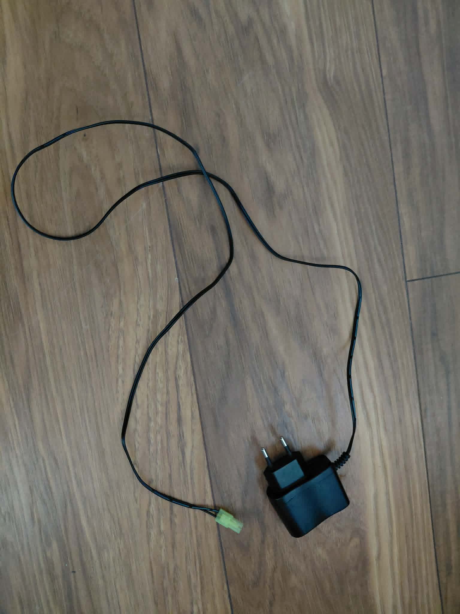 Zestaw replika Specna Arms SA-CO2, z 4 magazynkami, ładowarką i baterią.