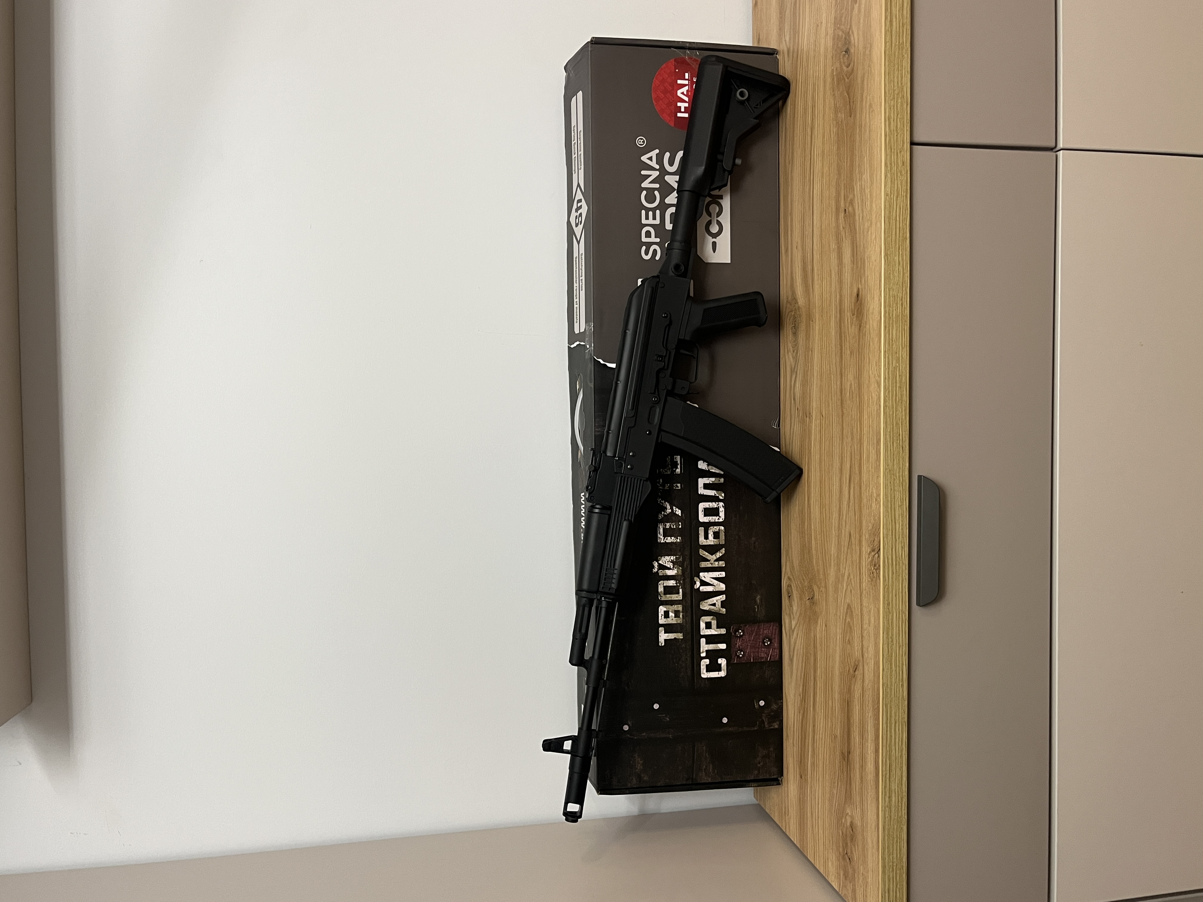 AK ASG + pełny zestaw (bateria, ładowarka, kulki) – NOWY 10/10