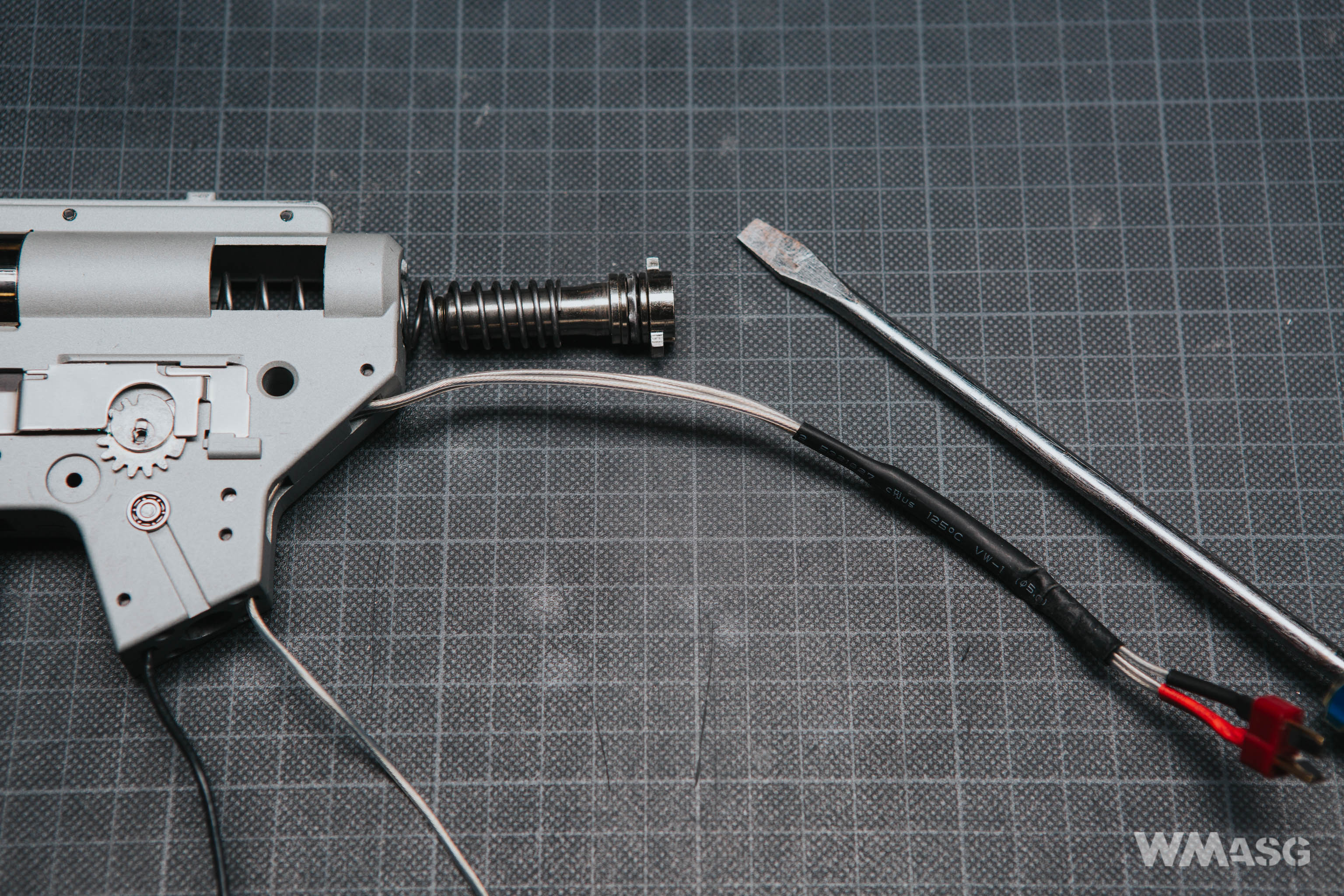 Double Eagle M904G Honey Badger wewnątrz