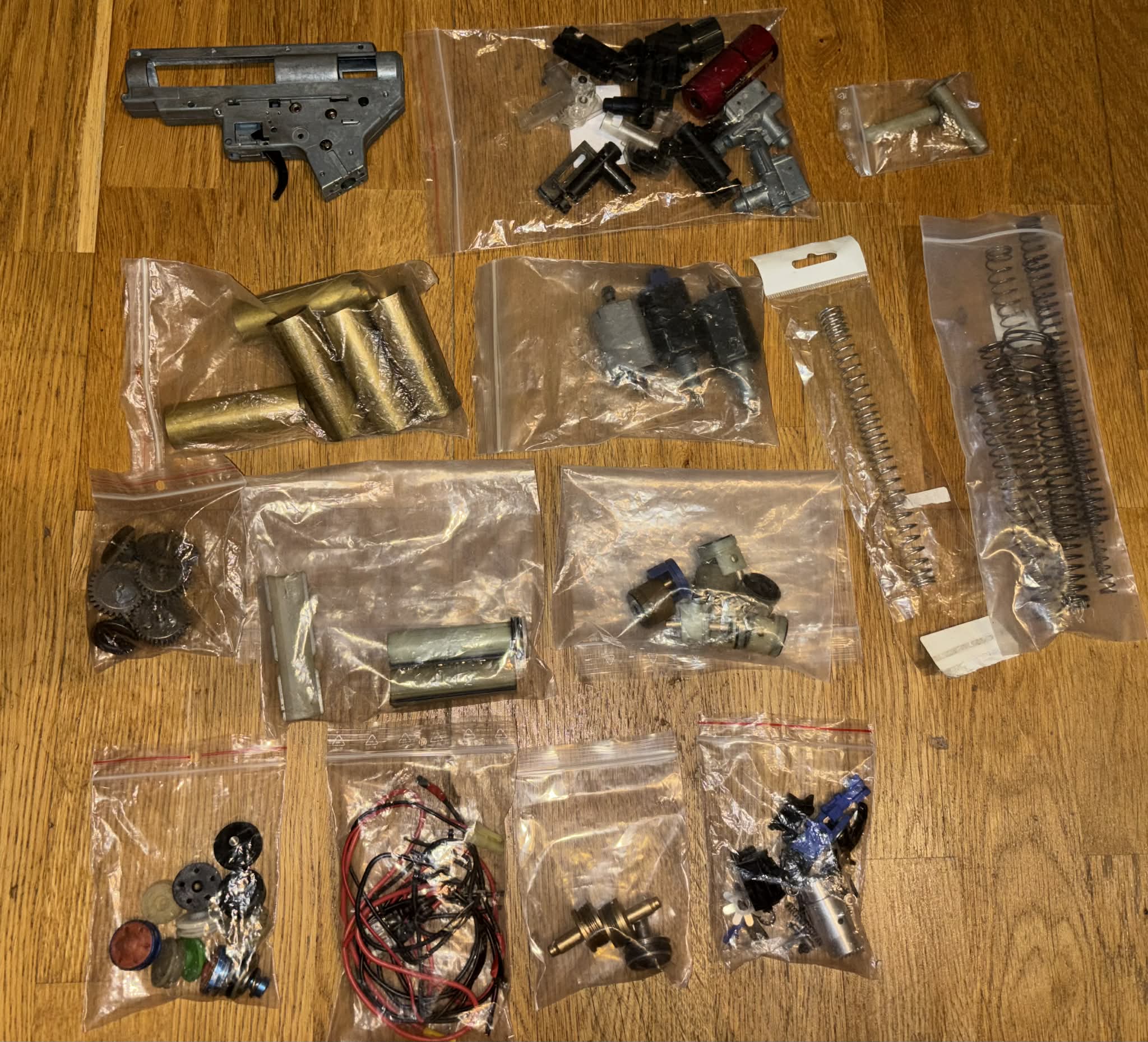 Części wewnętrzne po replikach Asg (Cena za wszystko ze zdjęć)