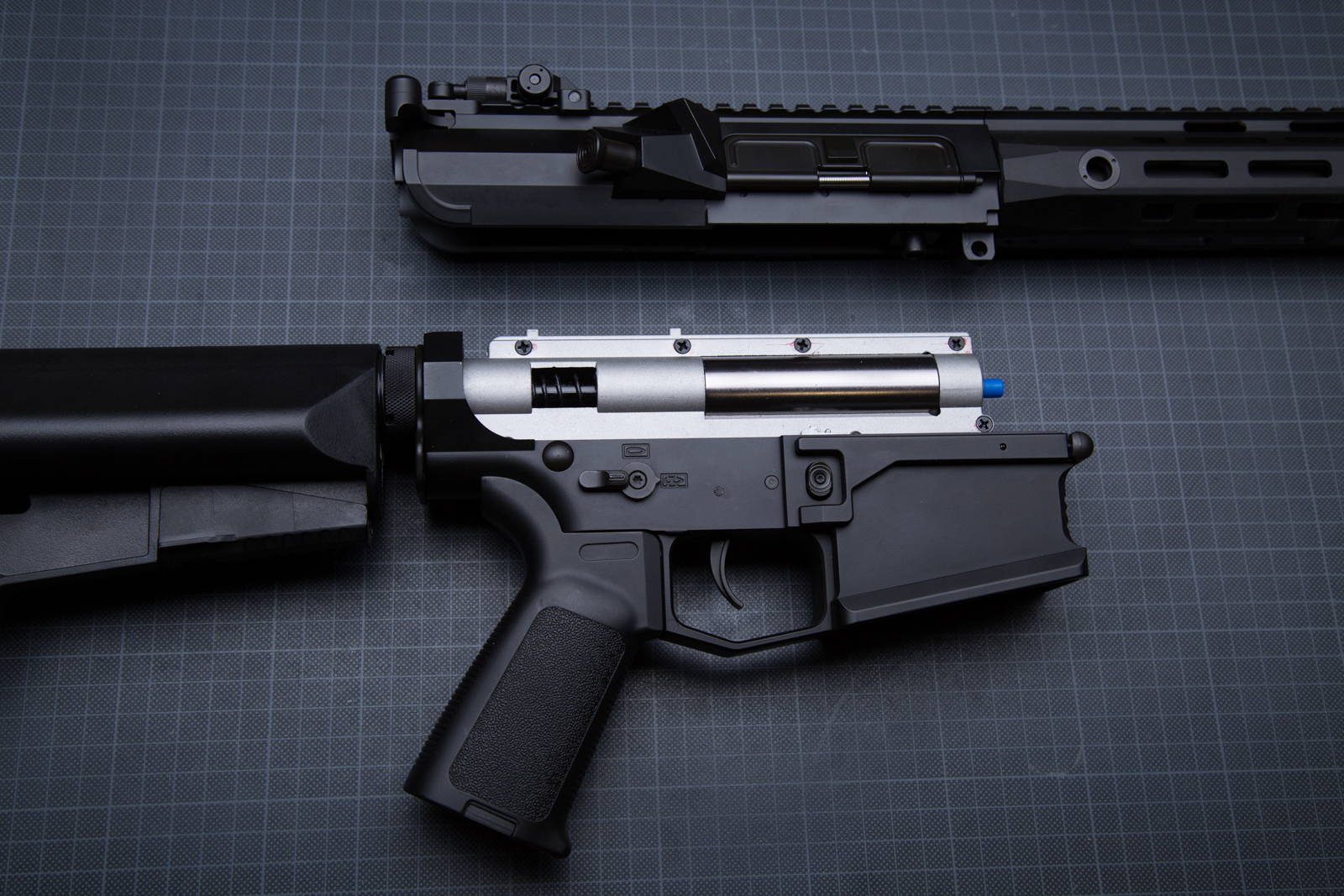 Cyma CM.098A - wewnątrz