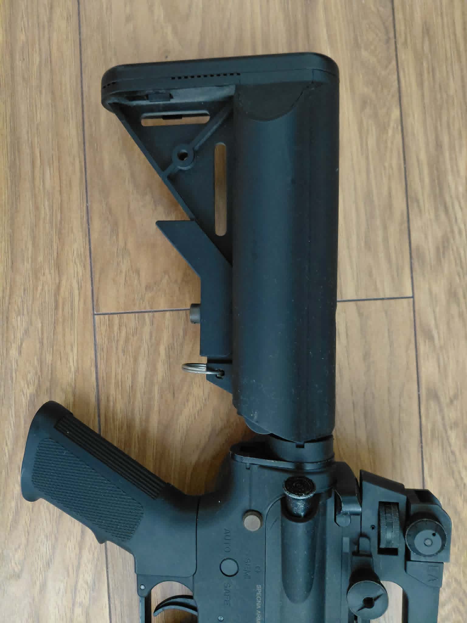 Zestaw replika Specna Arms SA-CO2, z 4 magazynkami, ładowarką i baterią.