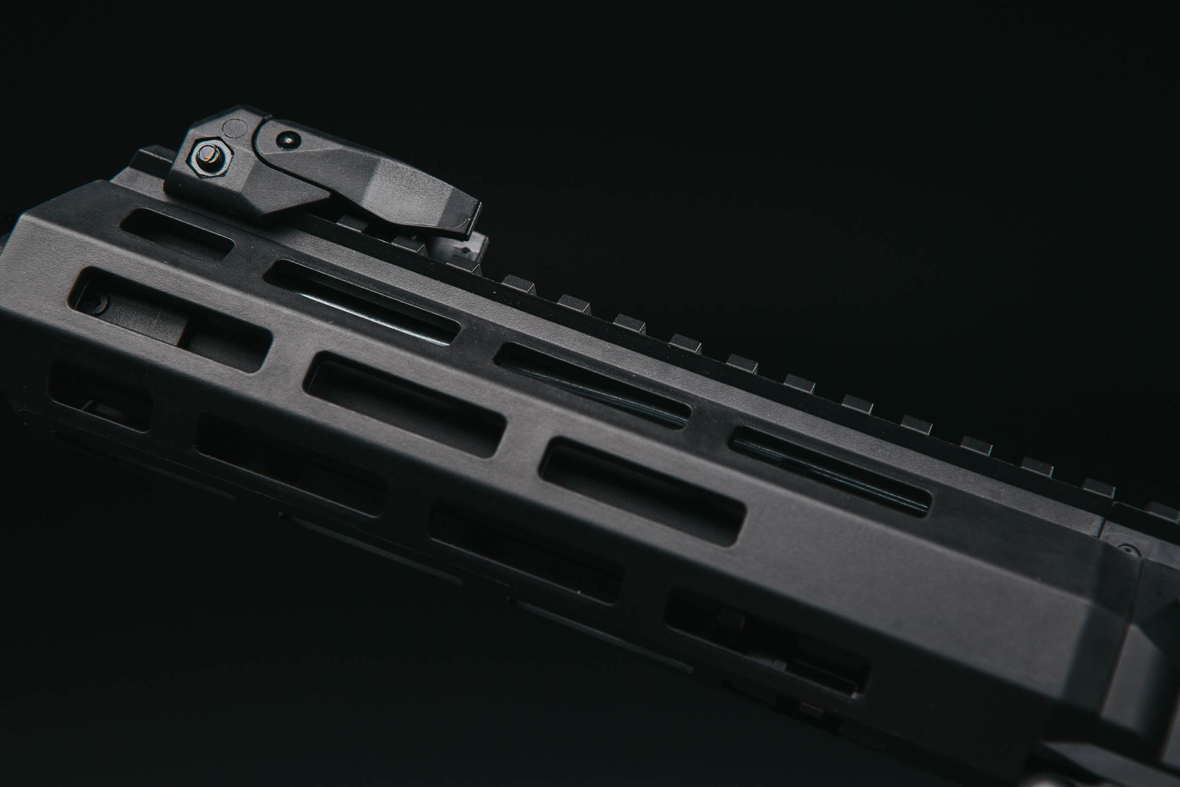 Double Eagle M904G Honey Badger z zewnątrz