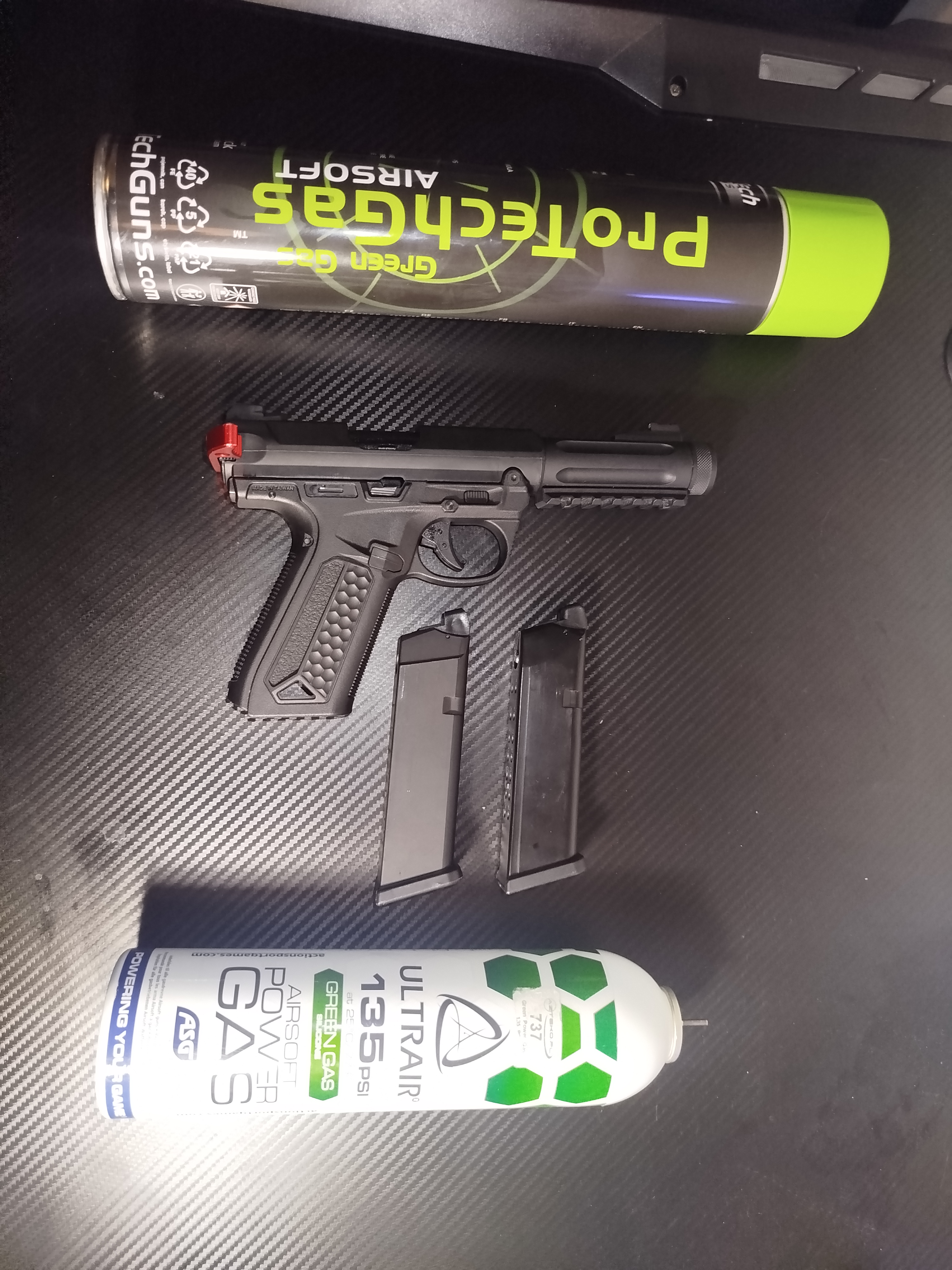 Zestaw pistolet aap 01, 2 magazynki, 2 green gas (jeden połowa), uczwyt do przeładowania