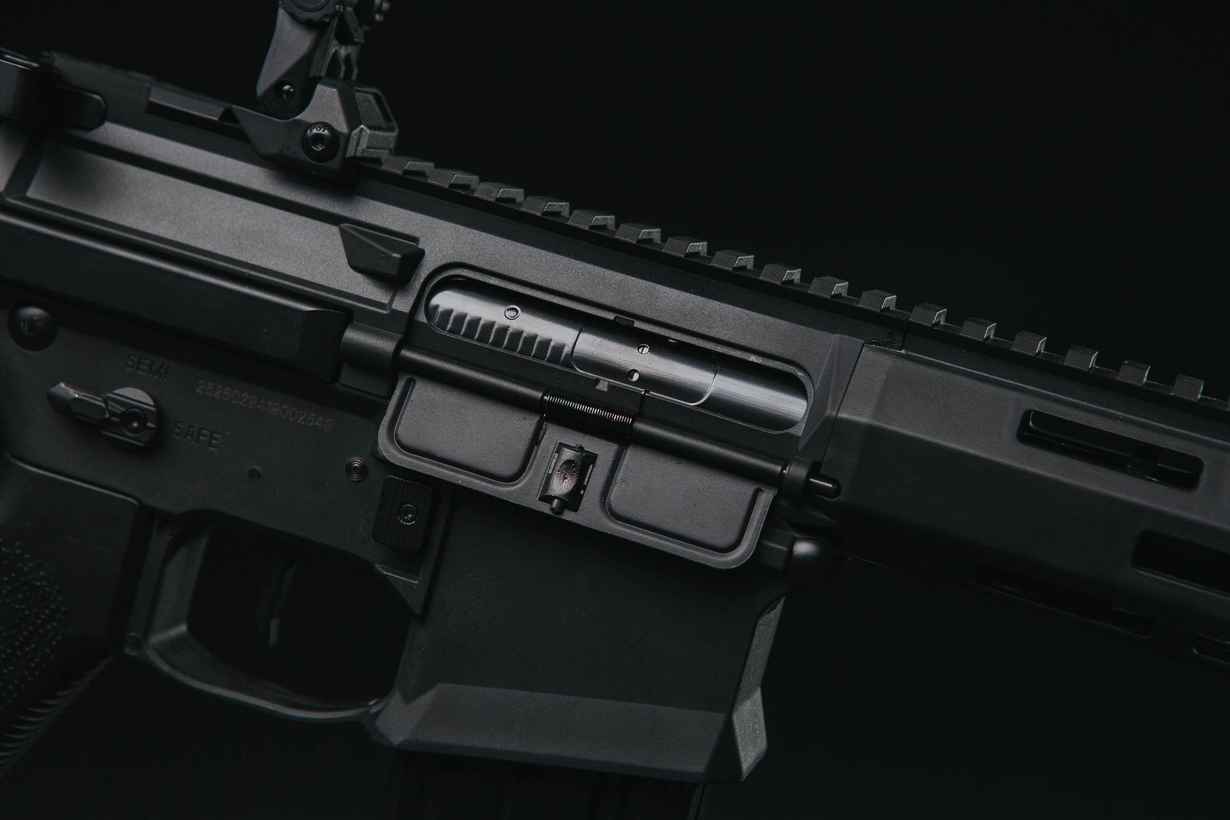 Double Eagle M904G Honey Badger z zewnątrz