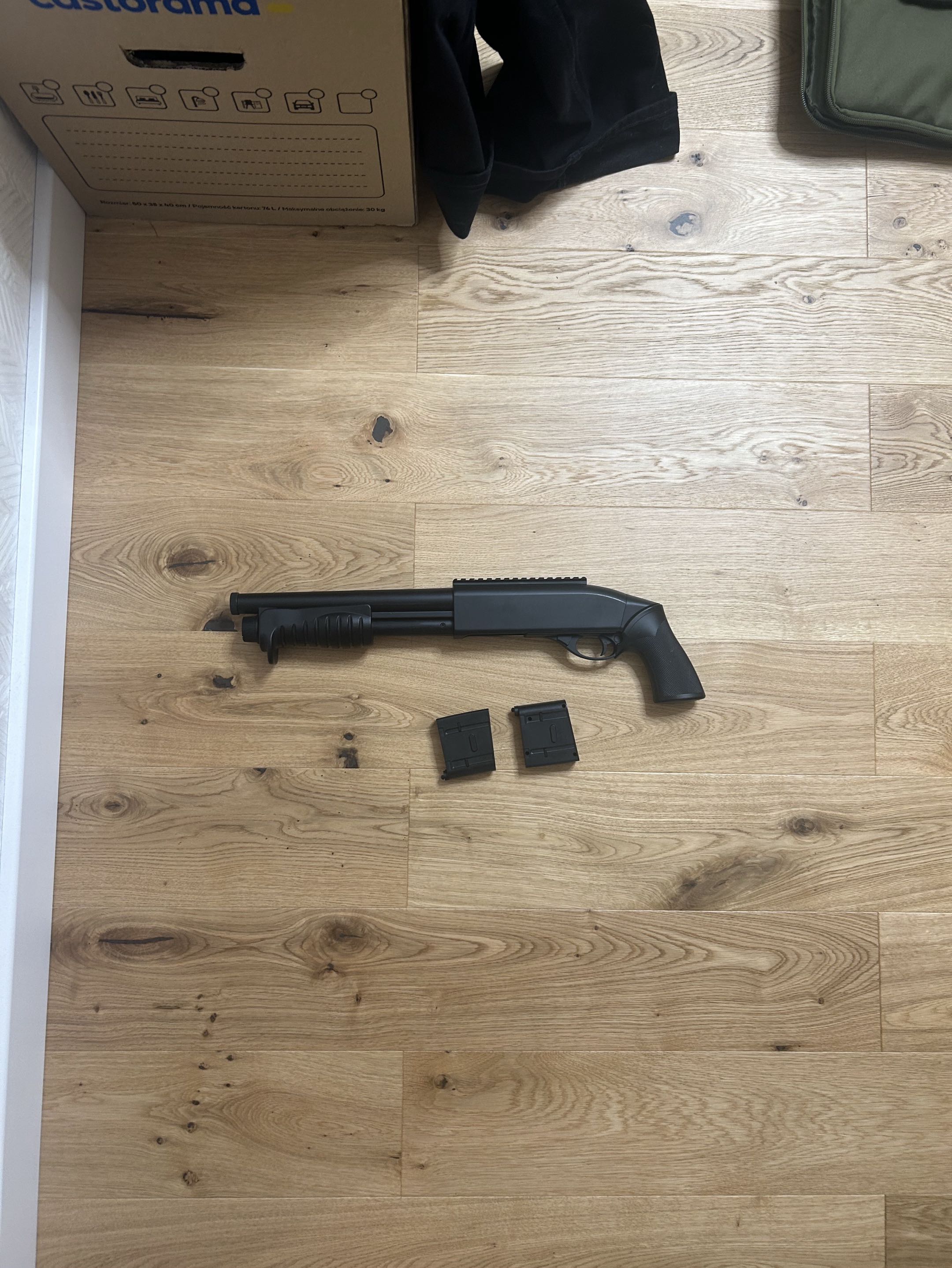 Zestaw kamizelek, hełmów, akcesoriów oraz M4 11,5" SOPMOD S&T