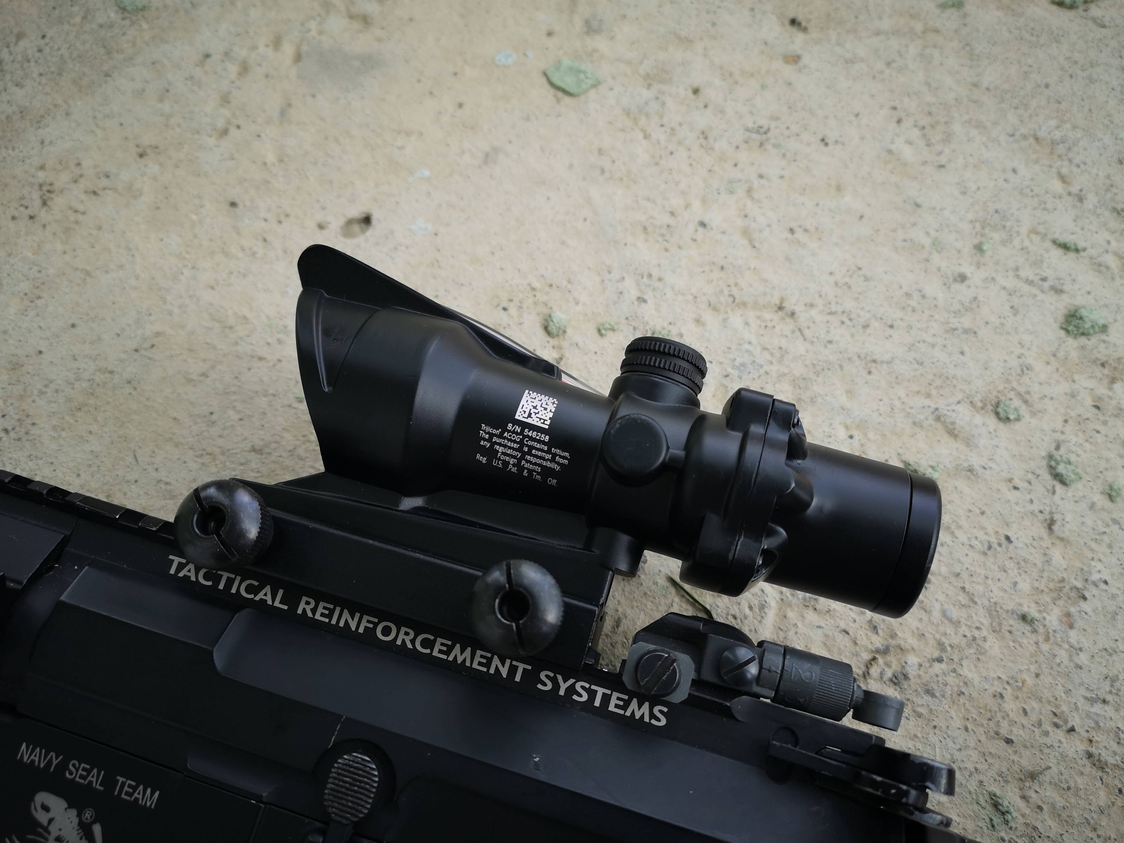 Luneta ACOG 4x działający światłowód chevron czerwony