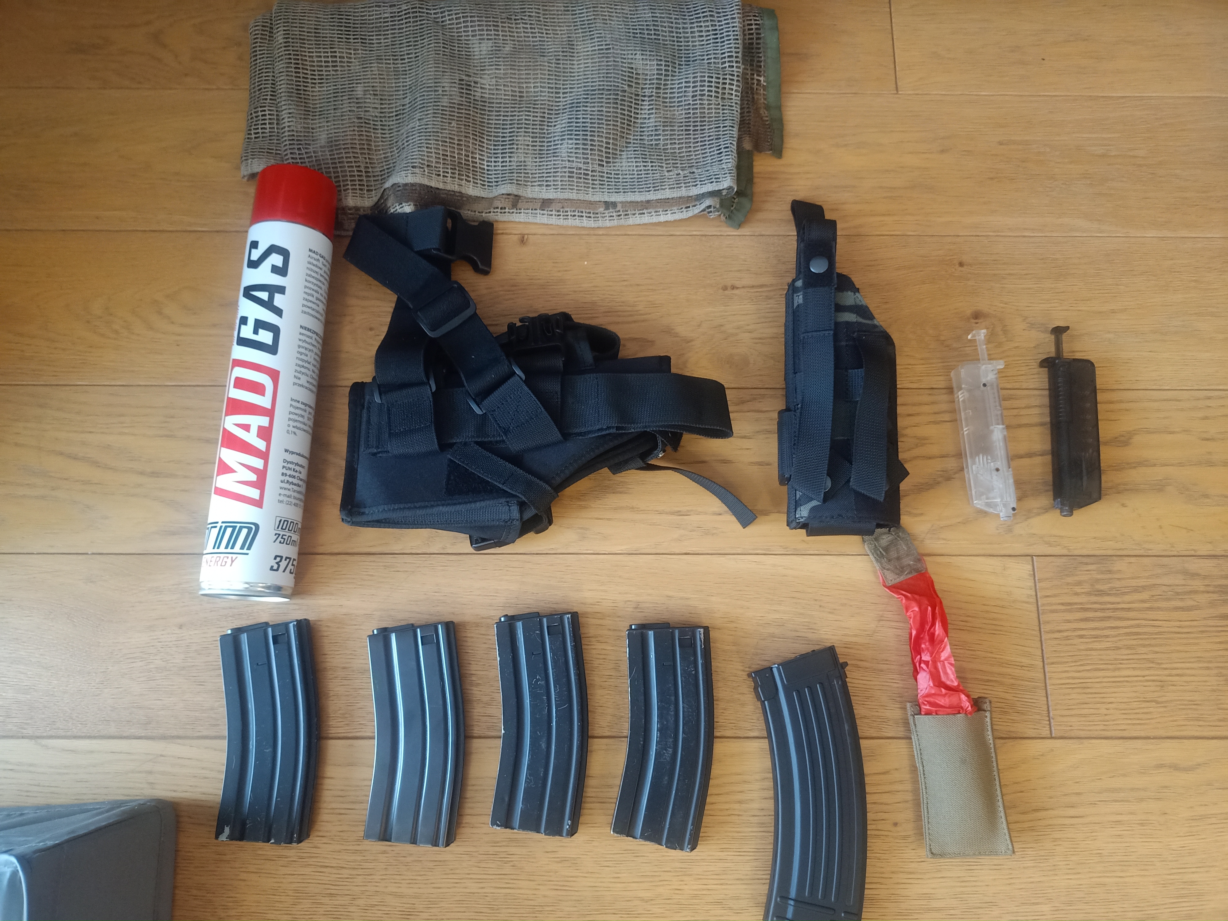 Różności (rękawiczki, kabury, magazynki, latarka, ładowarka)