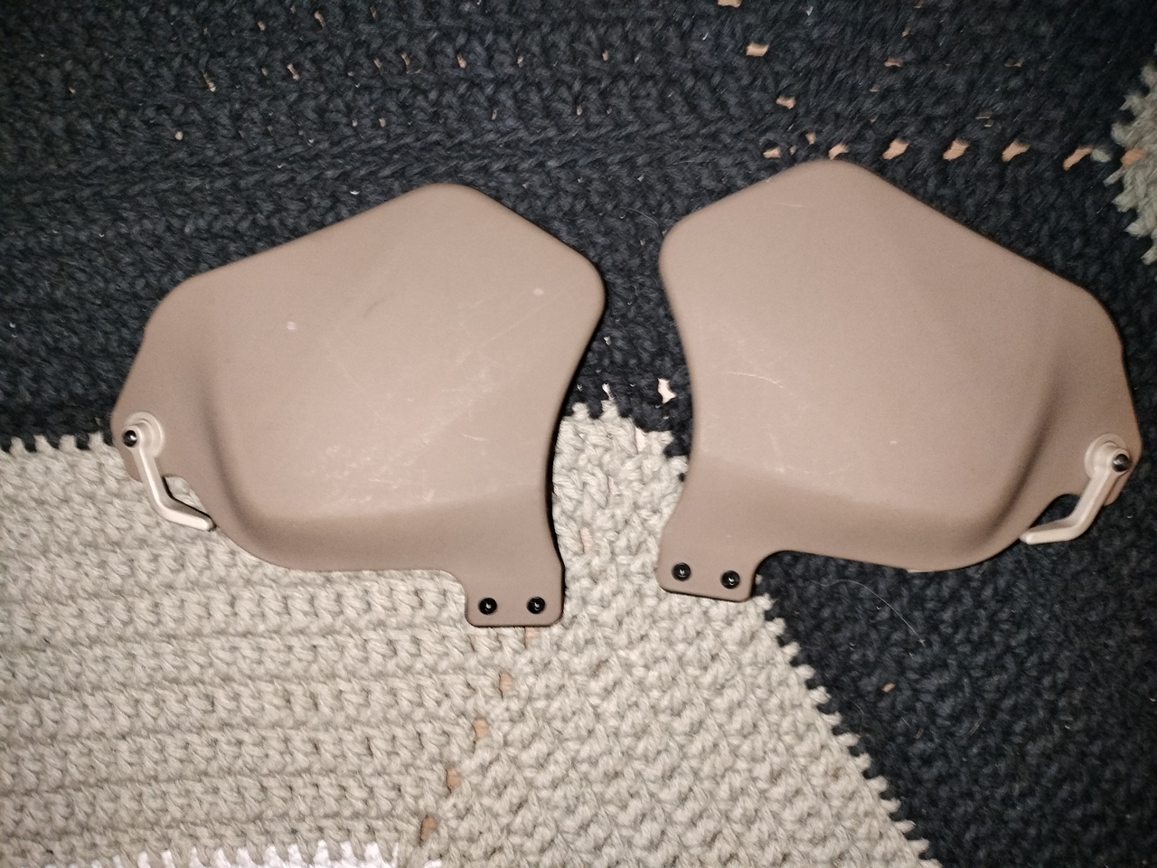 Osłony uszu do hełmów z szynami