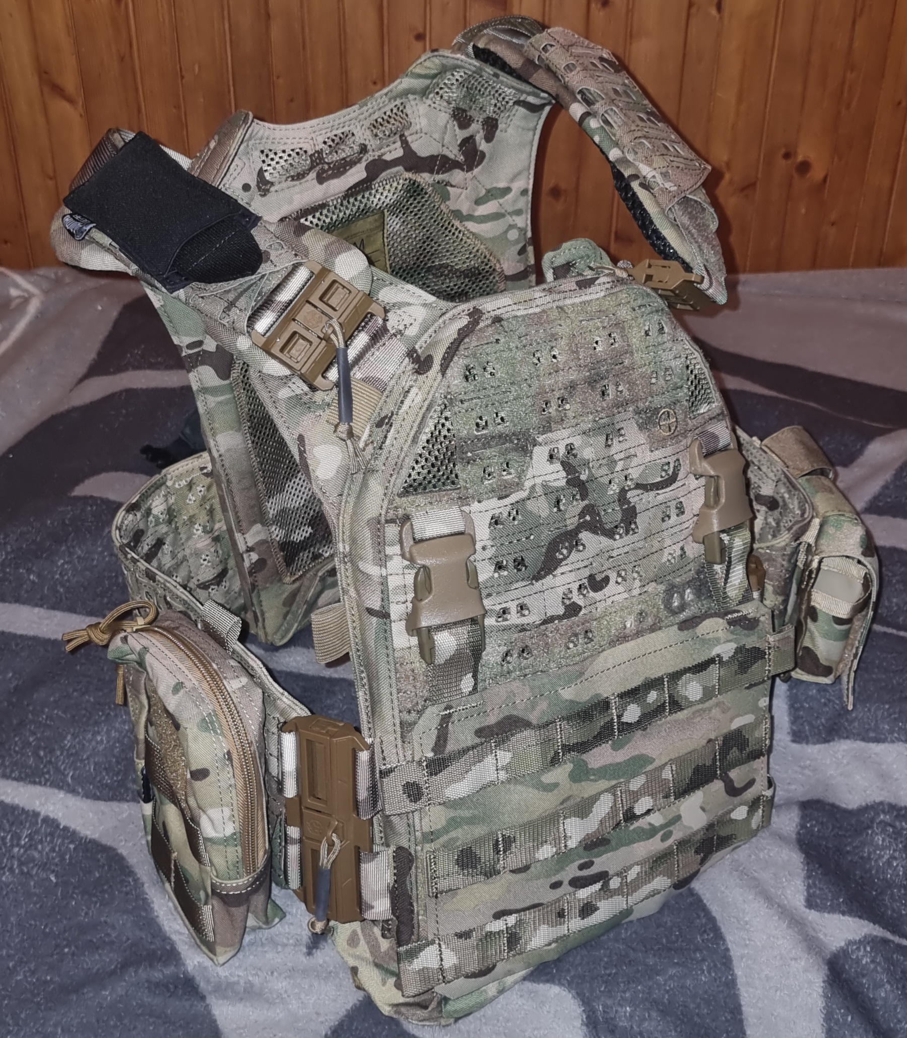 Novritsch plate carrier + hełm multicam.